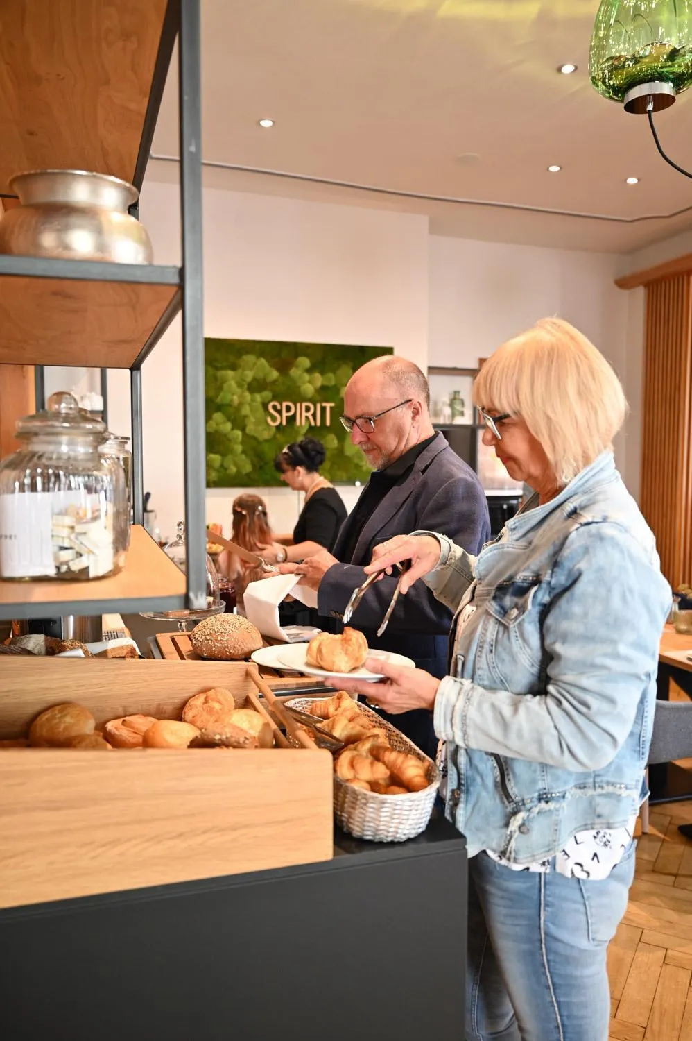 People in Land-gut Hotel zum Löwen Garni