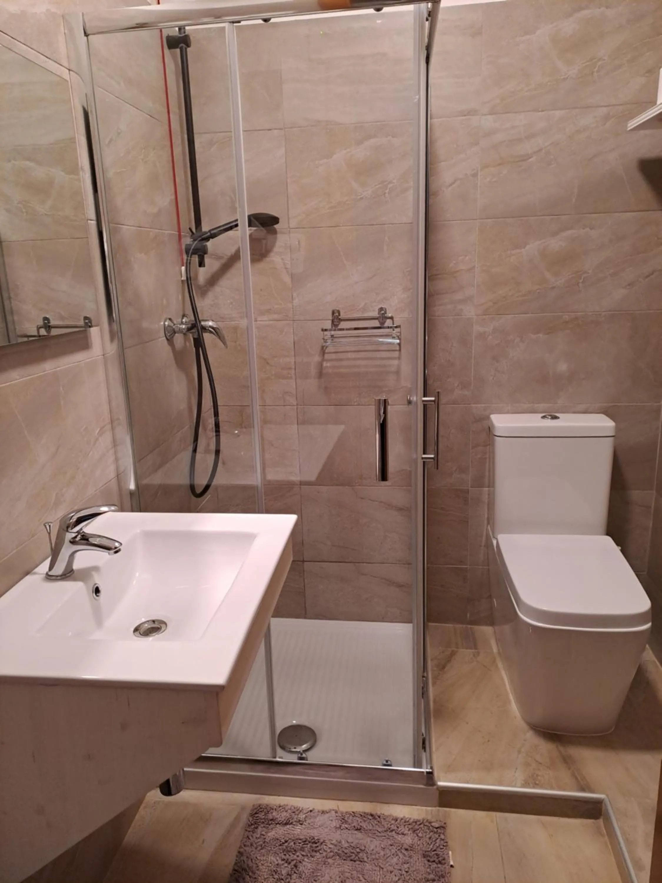 Shower in Hotel Lo Smeraldo