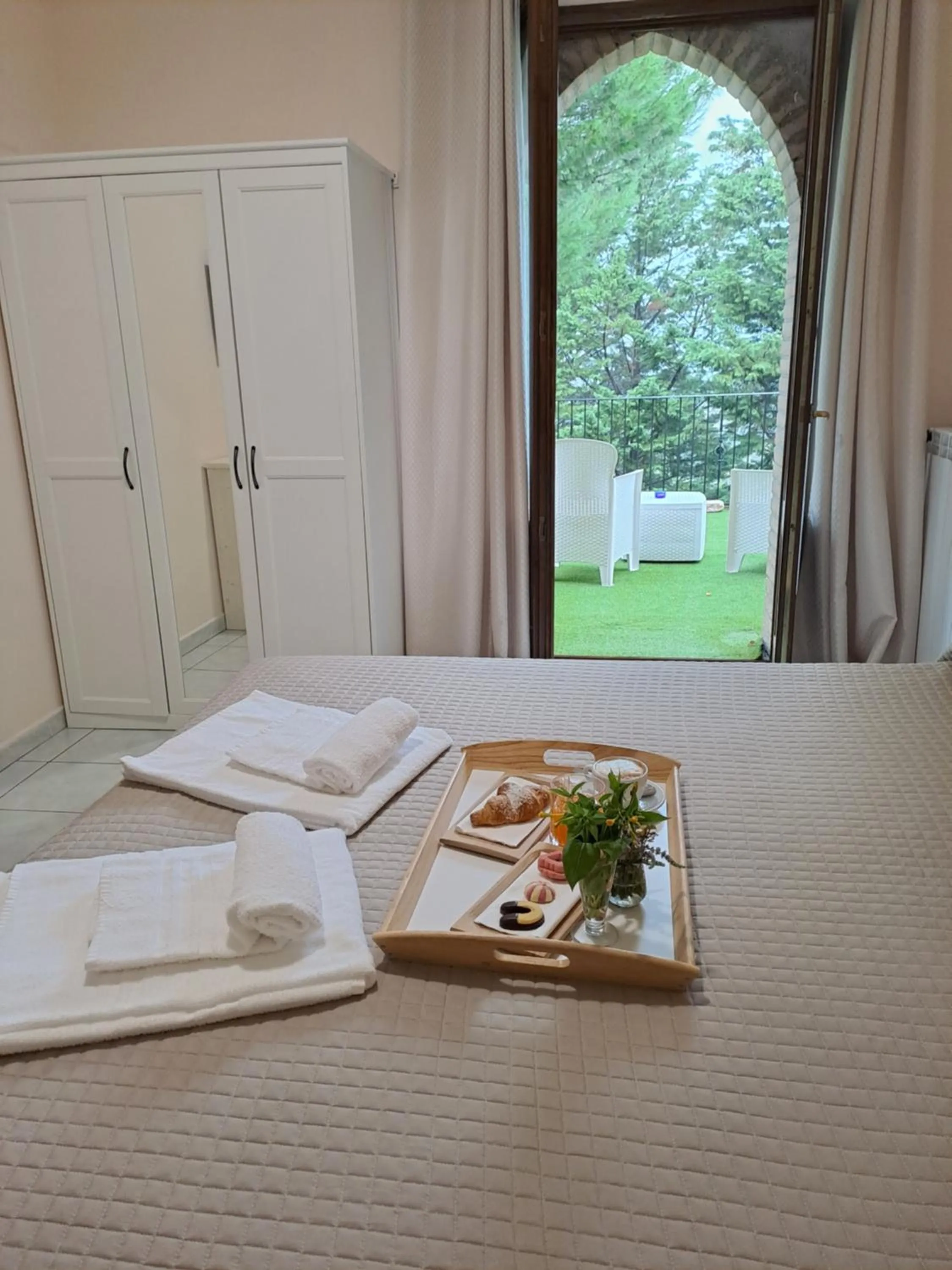 Breakfast, Bed in Hotel Lo Smeraldo