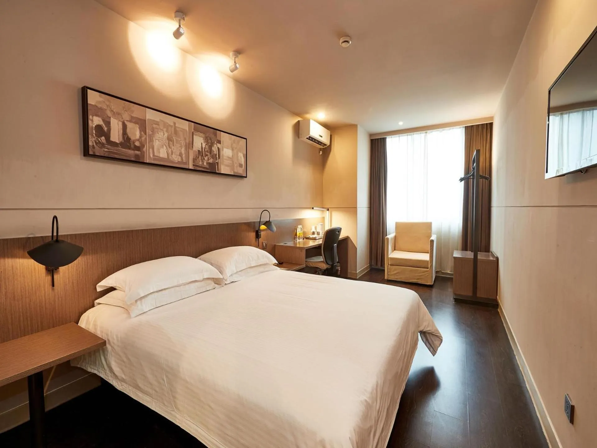 Bed in Jinjiang Inn Select Shanghai Hongqiao Hub Jiangqiao Wanda Plaza