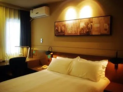 Bed in Jinjiang Inn Select Shanghai Hongqiao Hub Jiangqiao Wanda Plaza