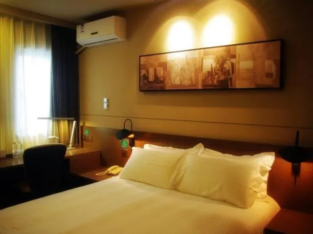Bed in Jinjiang Inn Select Shanghai Hongqiao Hub Jiangqiao Wanda Plaza