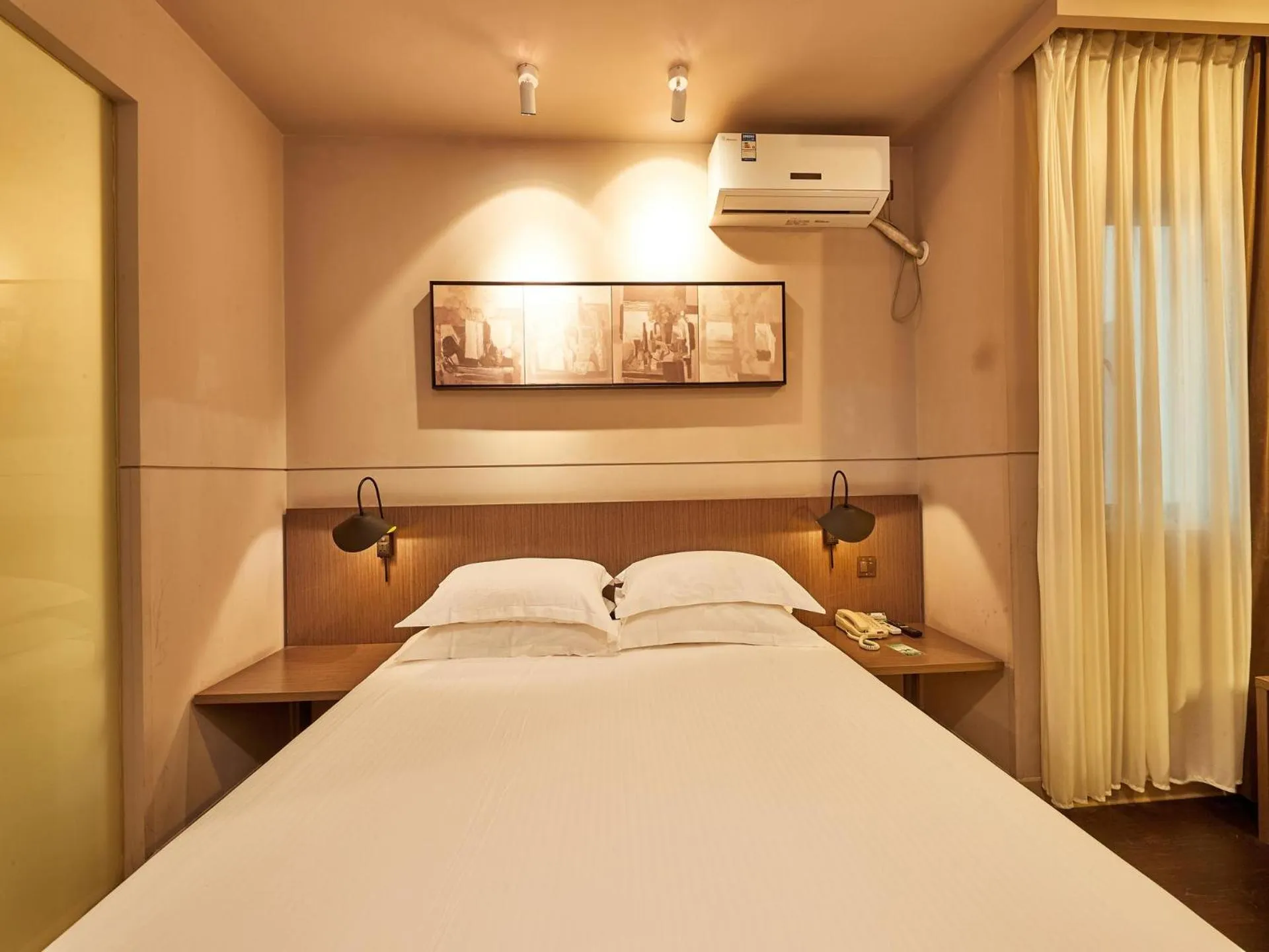 Bed in Jinjiang Inn Select Shanghai Hongqiao Hub Jiangqiao Wanda Plaza