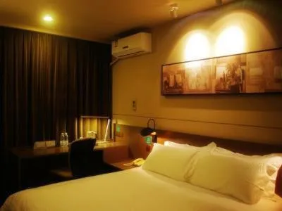 Bed in Jinjiang Inn Select Shanghai Hongqiao Hub Jiangqiao Wanda Plaza
