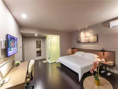 Bed in JinJiang InnSelect Suzhou Shengze Shunhuxilu Hotel