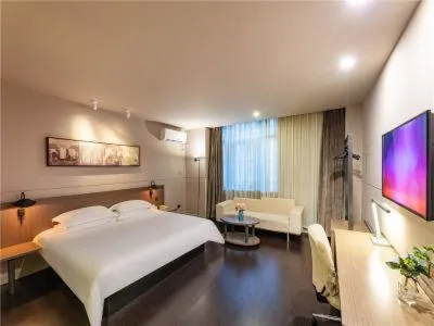 Bed in JinJiang InnSelect Suzhou Shengze Shunhuxilu Hotel