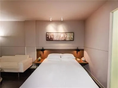Bed in JinJiang InnSelect Suzhou Shengze Shunhuxilu Hotel