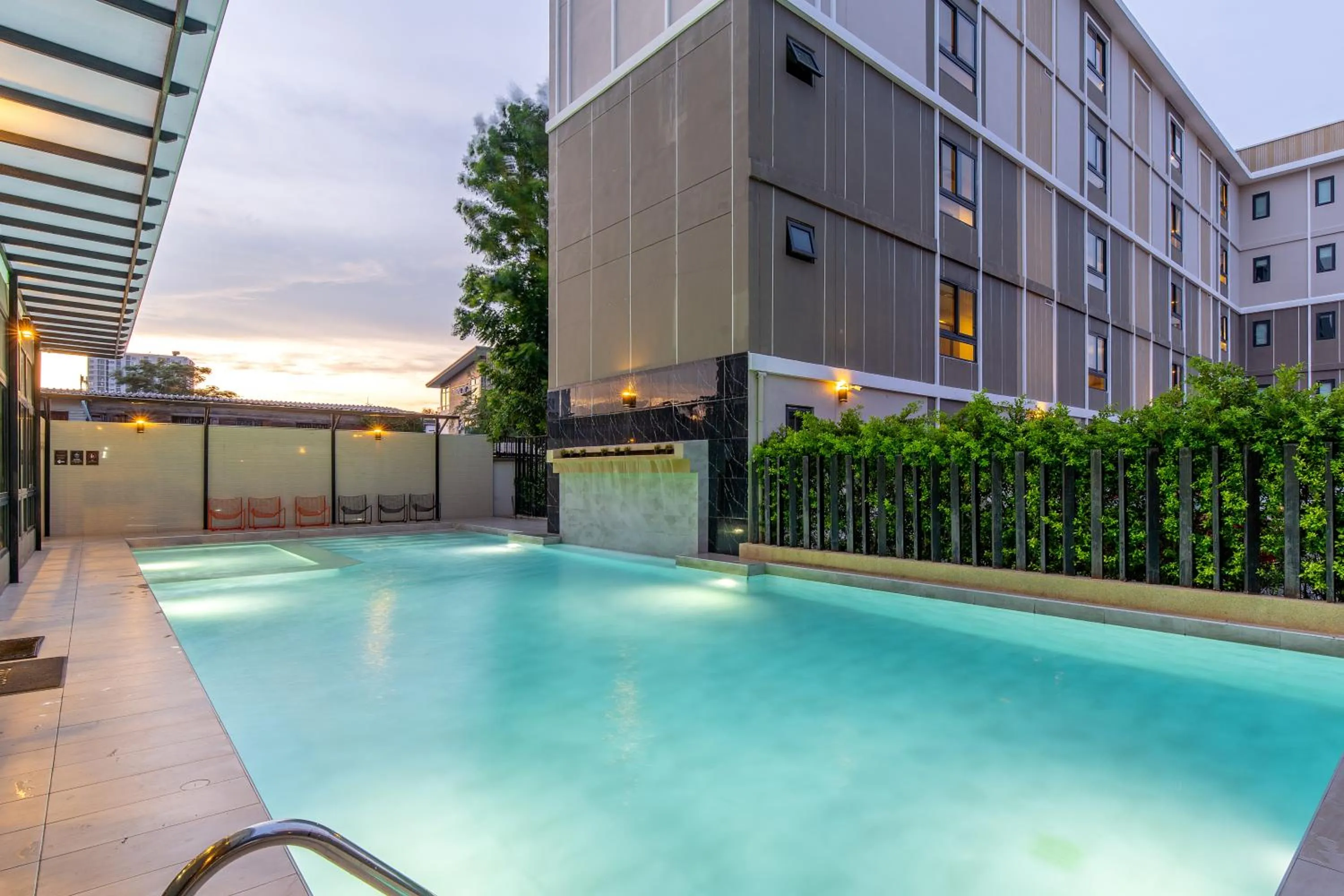 Swimming pool in Amanah Bangkok Hotel
