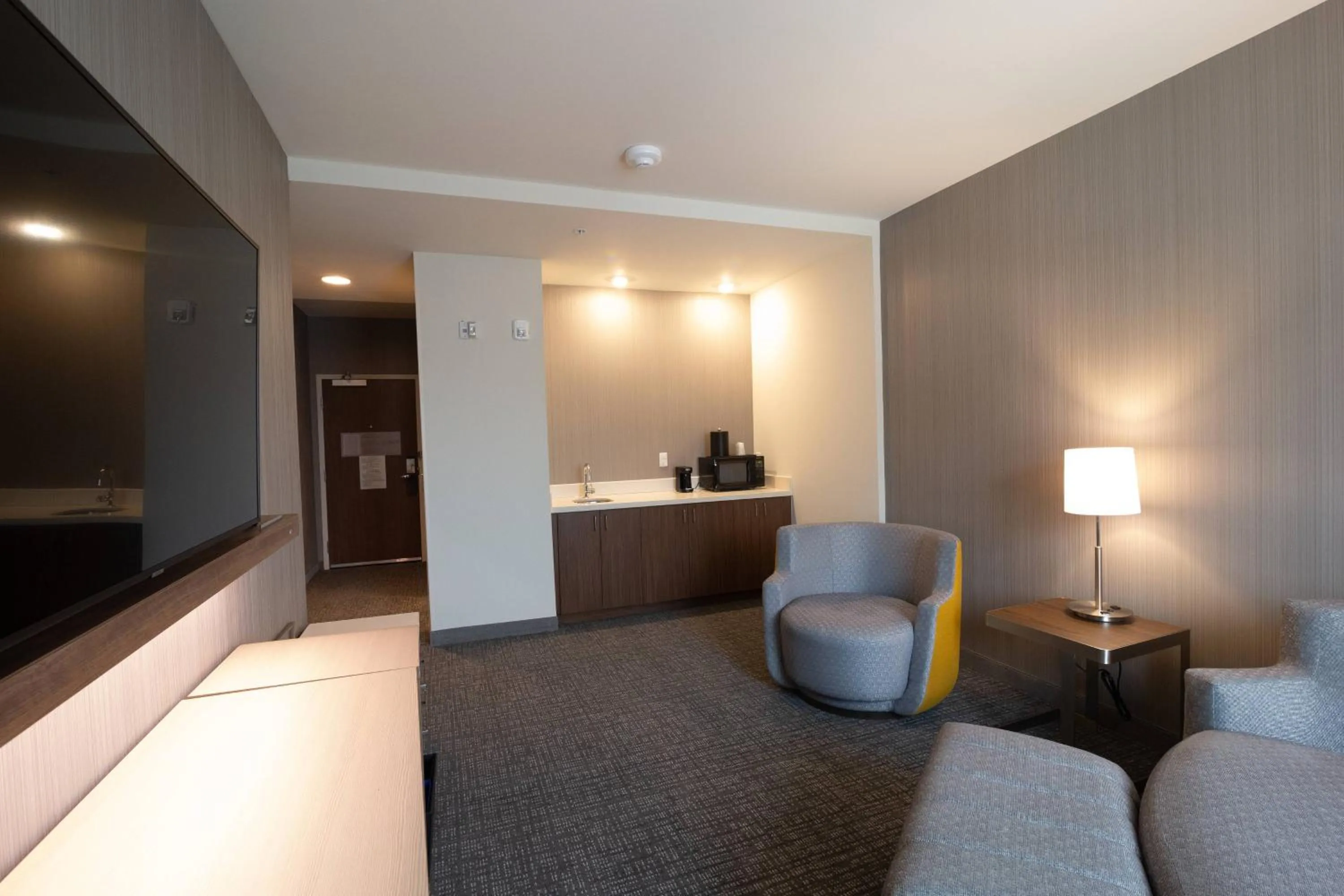 Lounge or bar in Courtyard by Marriott Cartersville