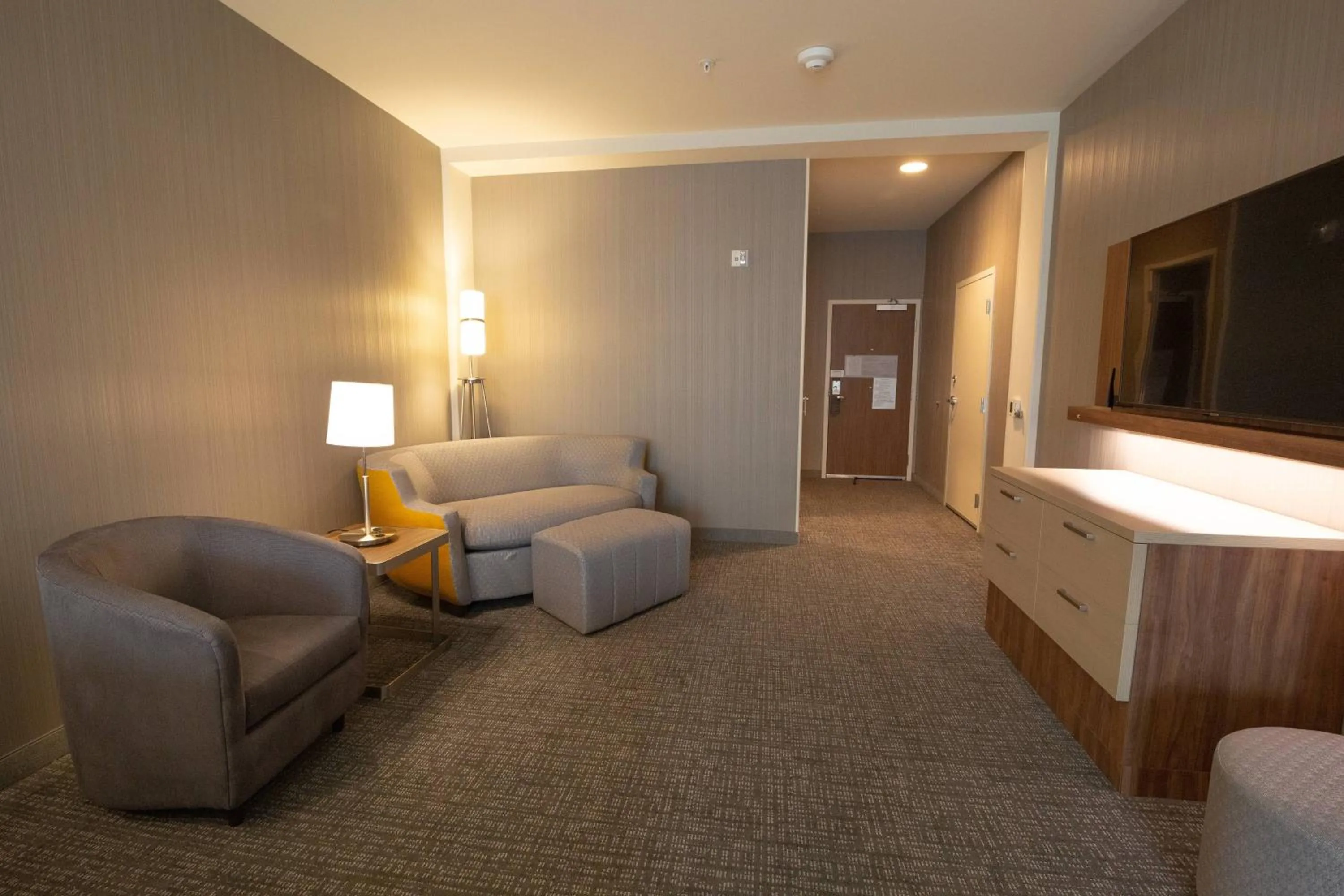Living room in Courtyard by Marriott Cartersville