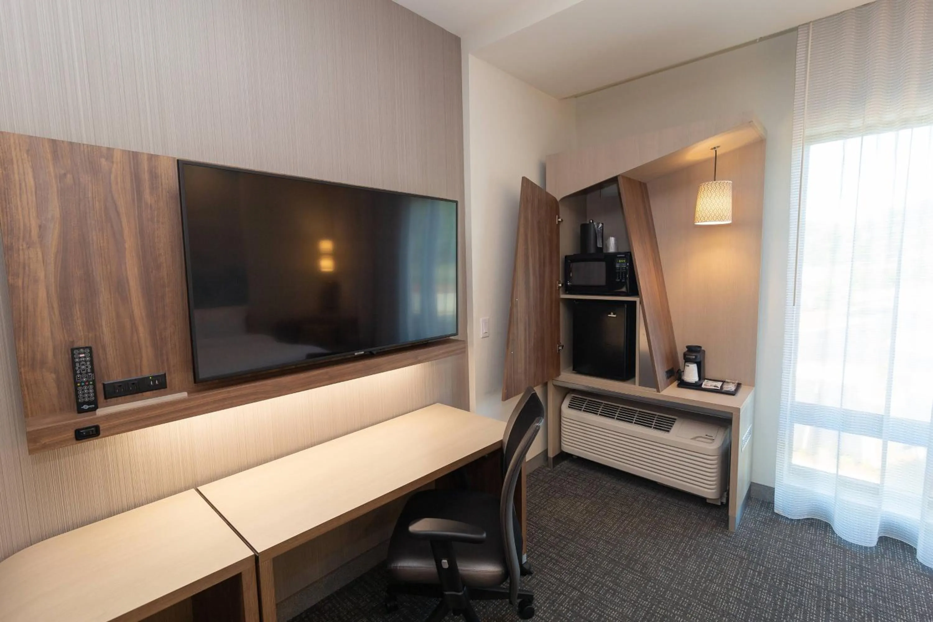 Photo of the whole room in Courtyard by Marriott Cartersville