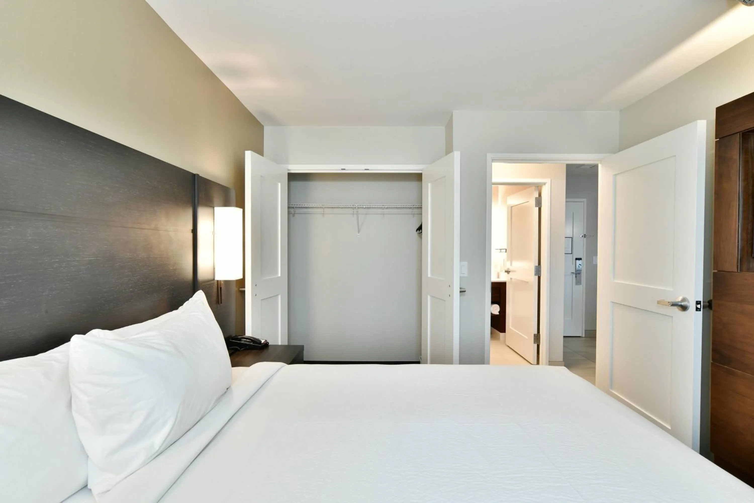 Bedroom, Bed in Residence Inn by Marriott Eau Claire