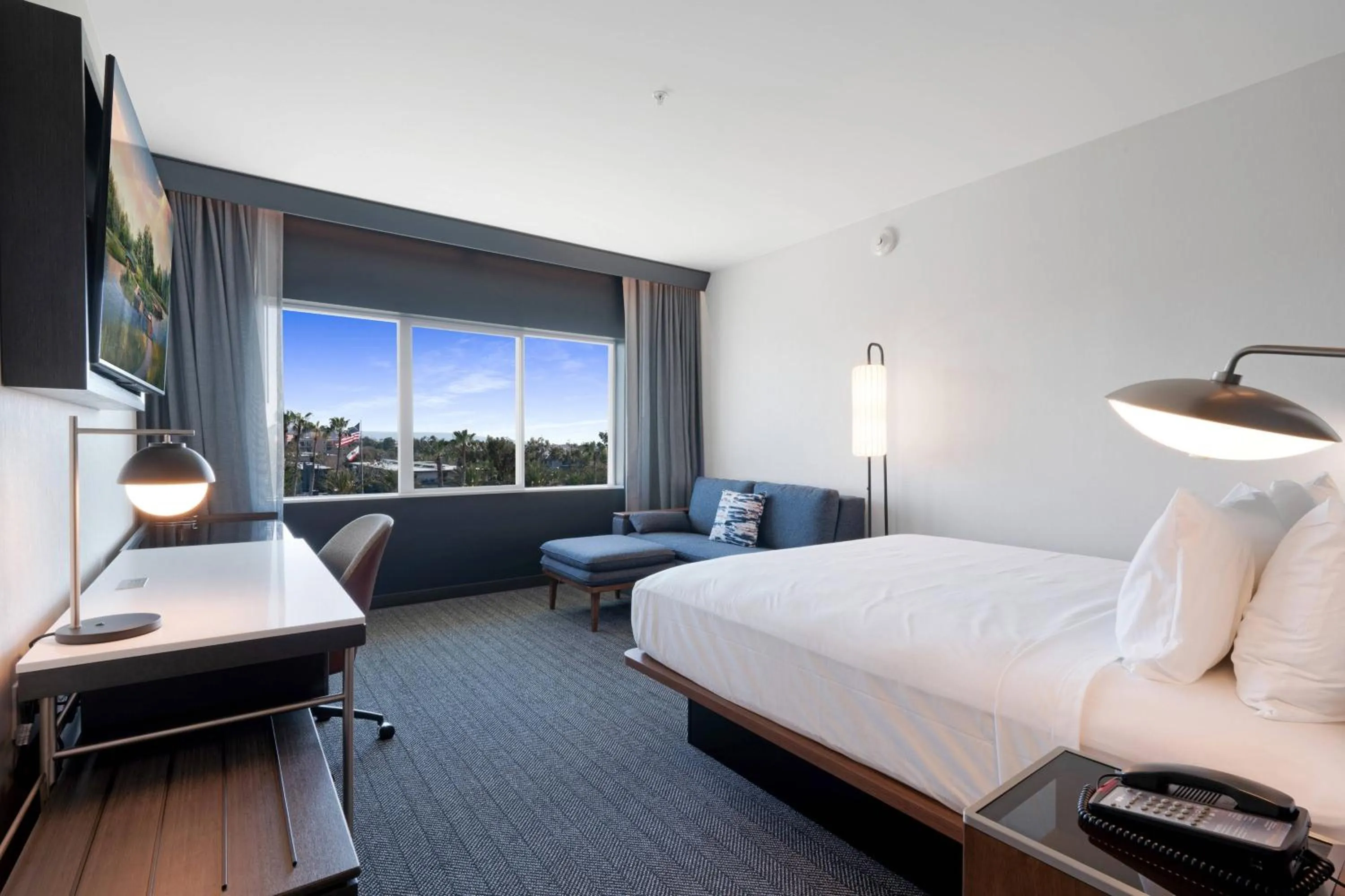 Photo of the whole room, Bed in Courtyard by Marriott Marina del Rey
