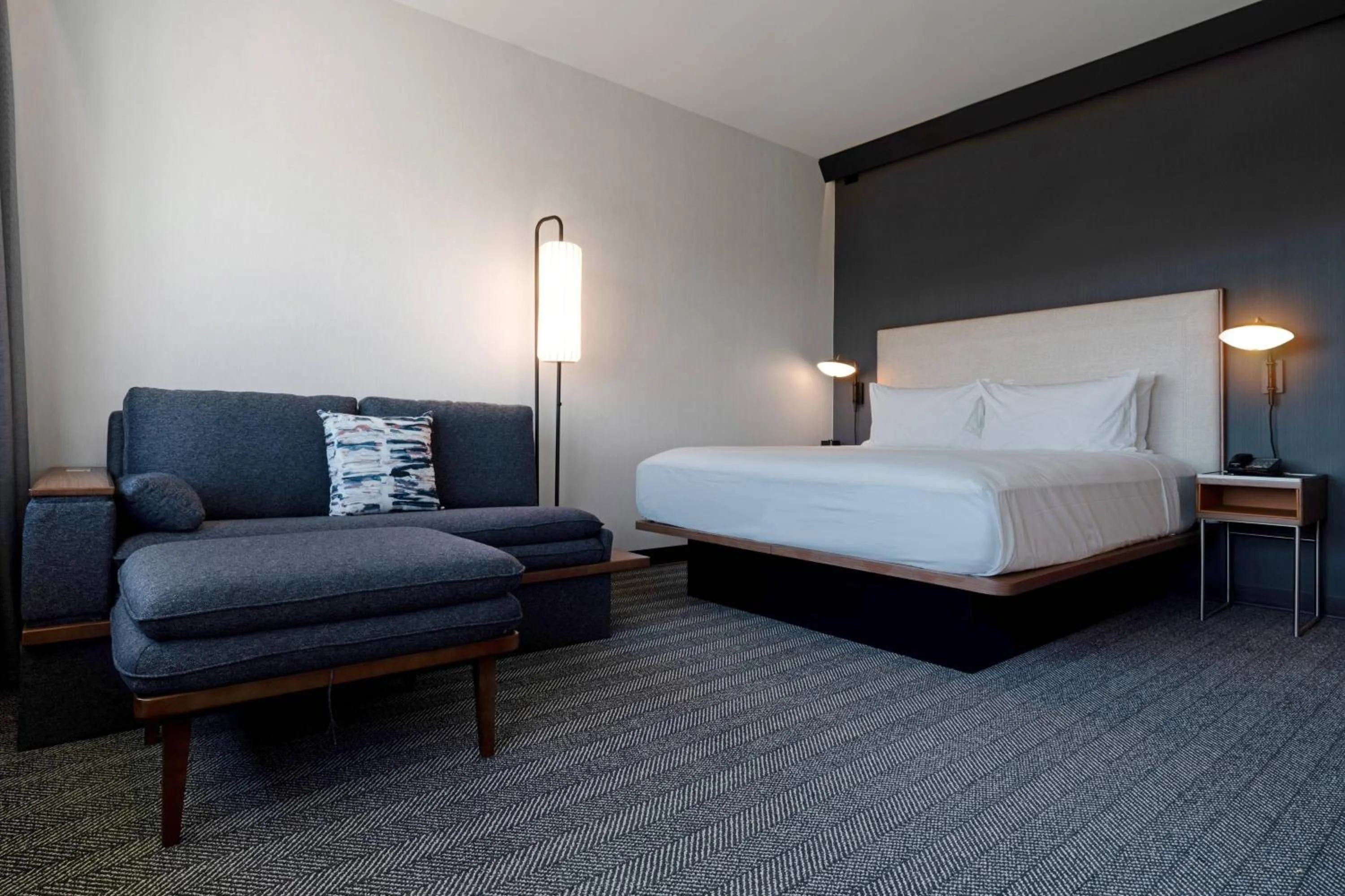 Photo of the whole room, Bed in Courtyard by Marriott Marina del Rey