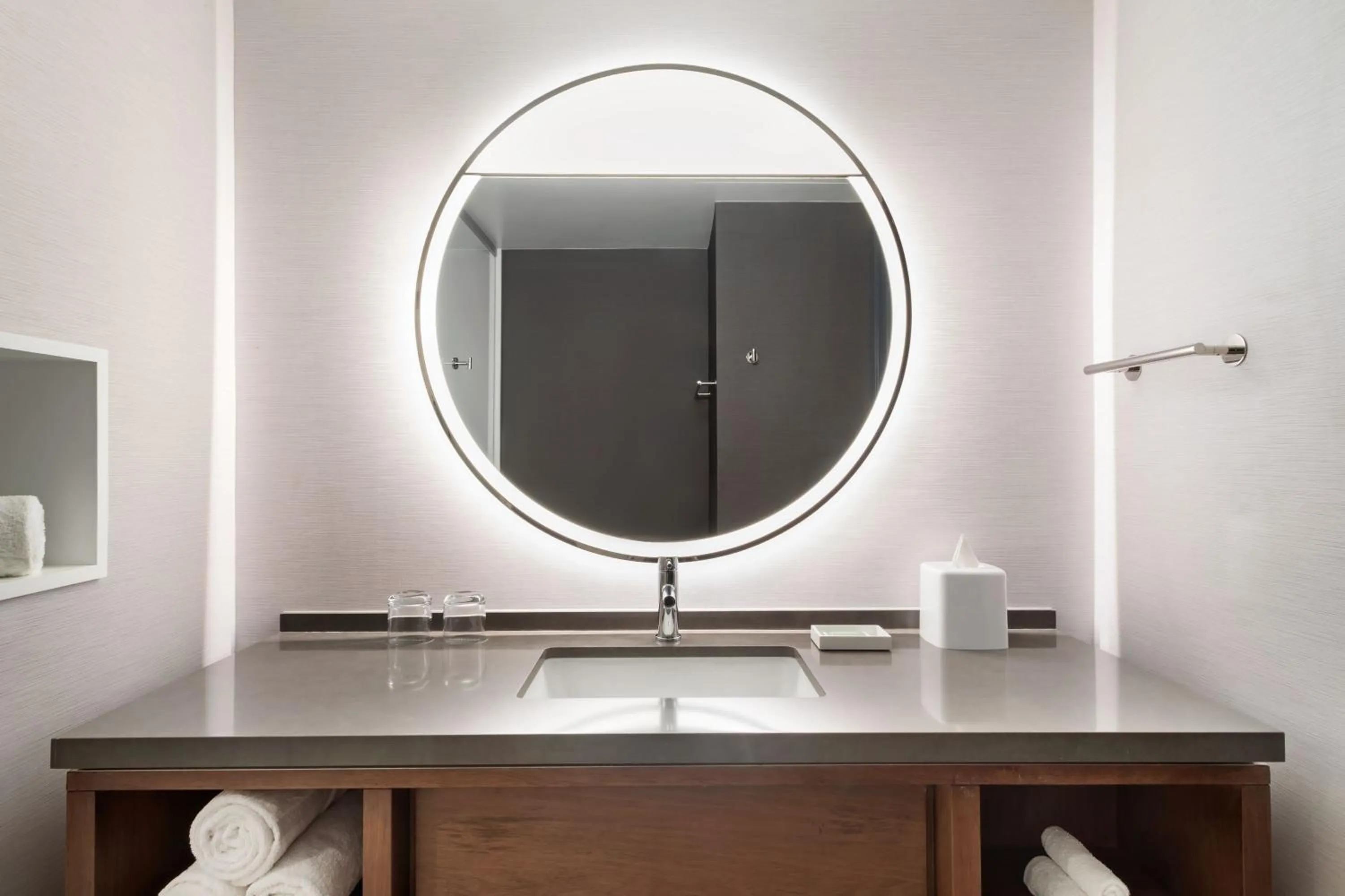 Bathroom in Courtyard by Marriott Marina del Rey