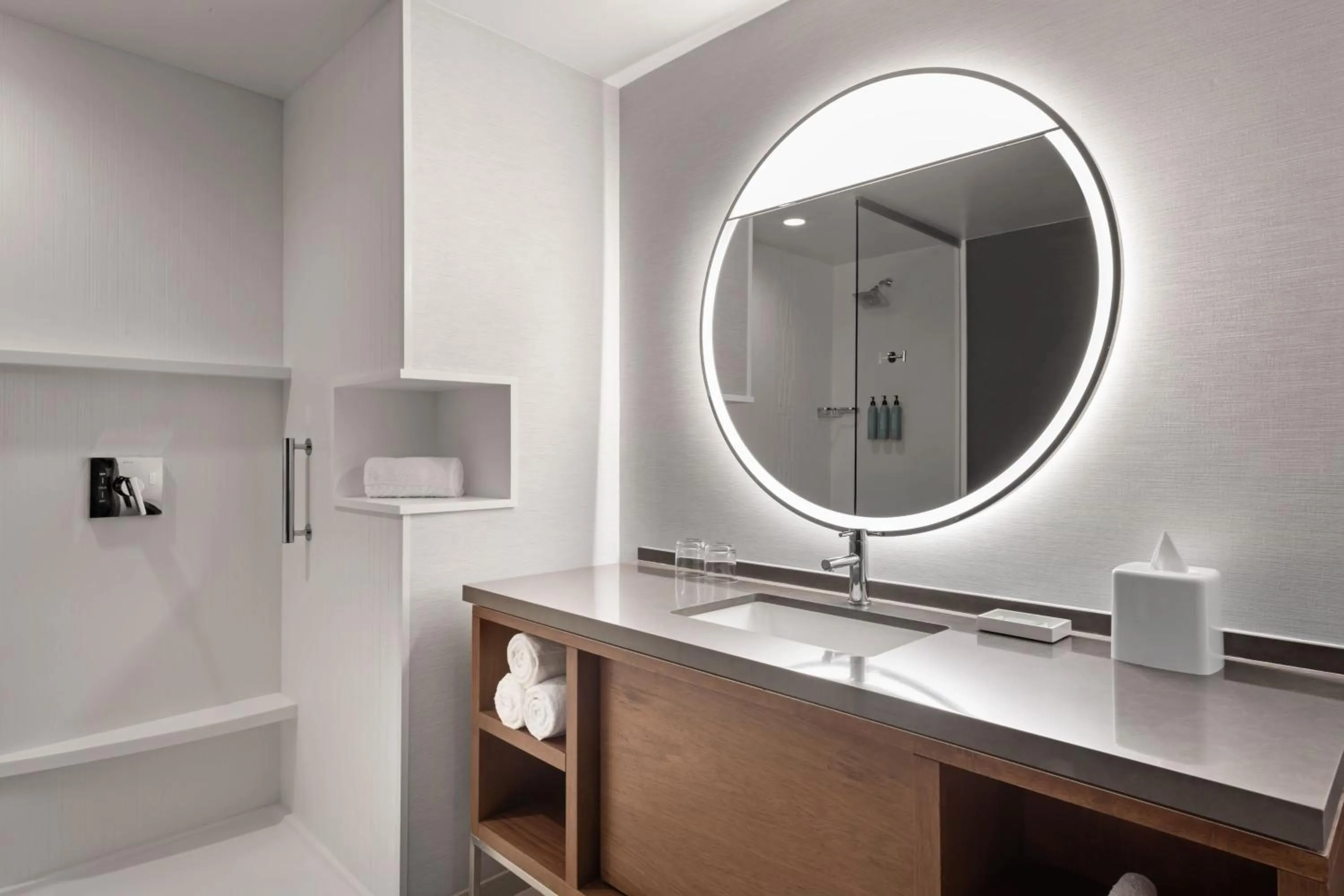 Bathroom in Courtyard by Marriott Marina del Rey