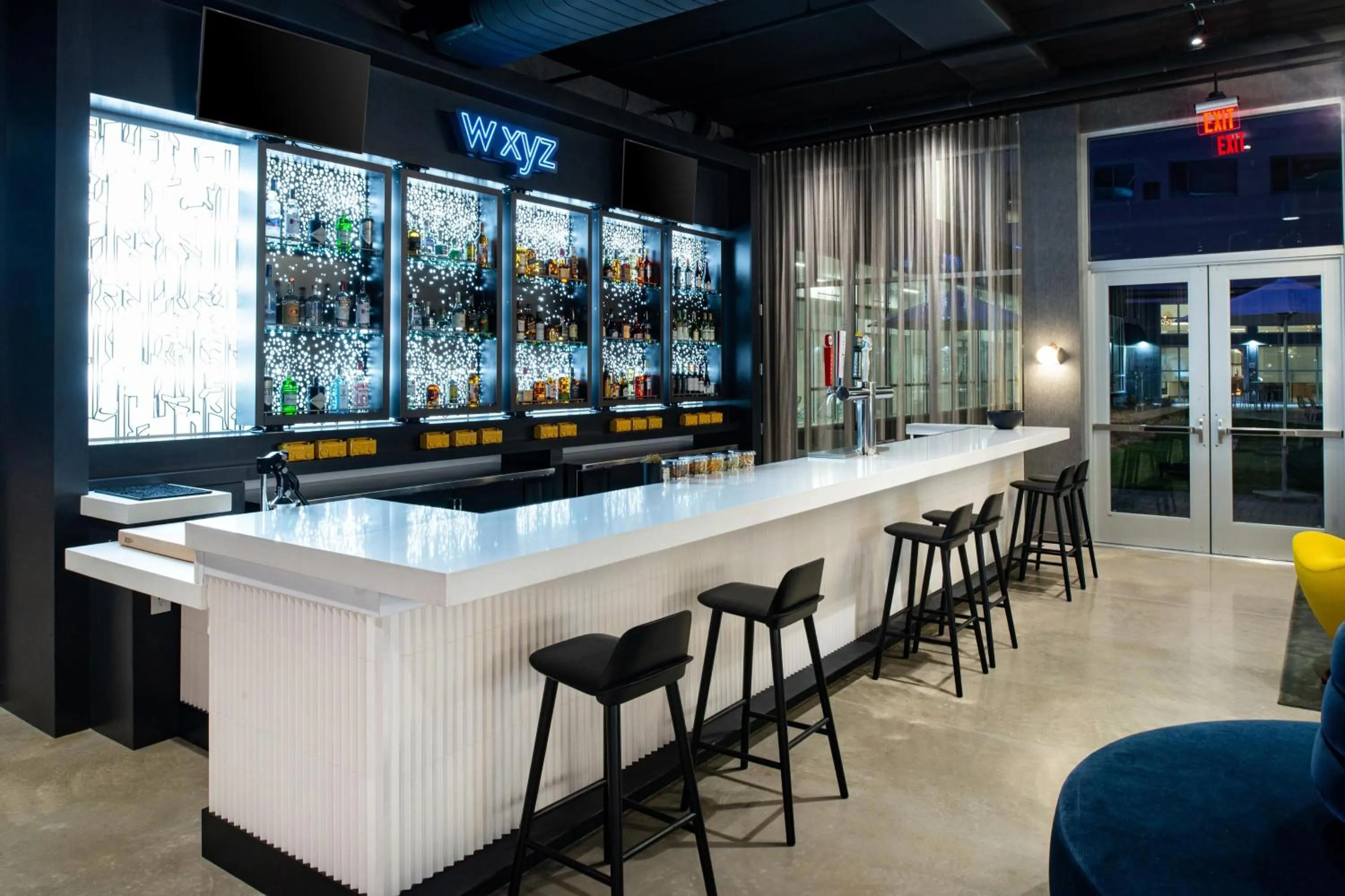 Lounge or bar in Aloft North Kansas City