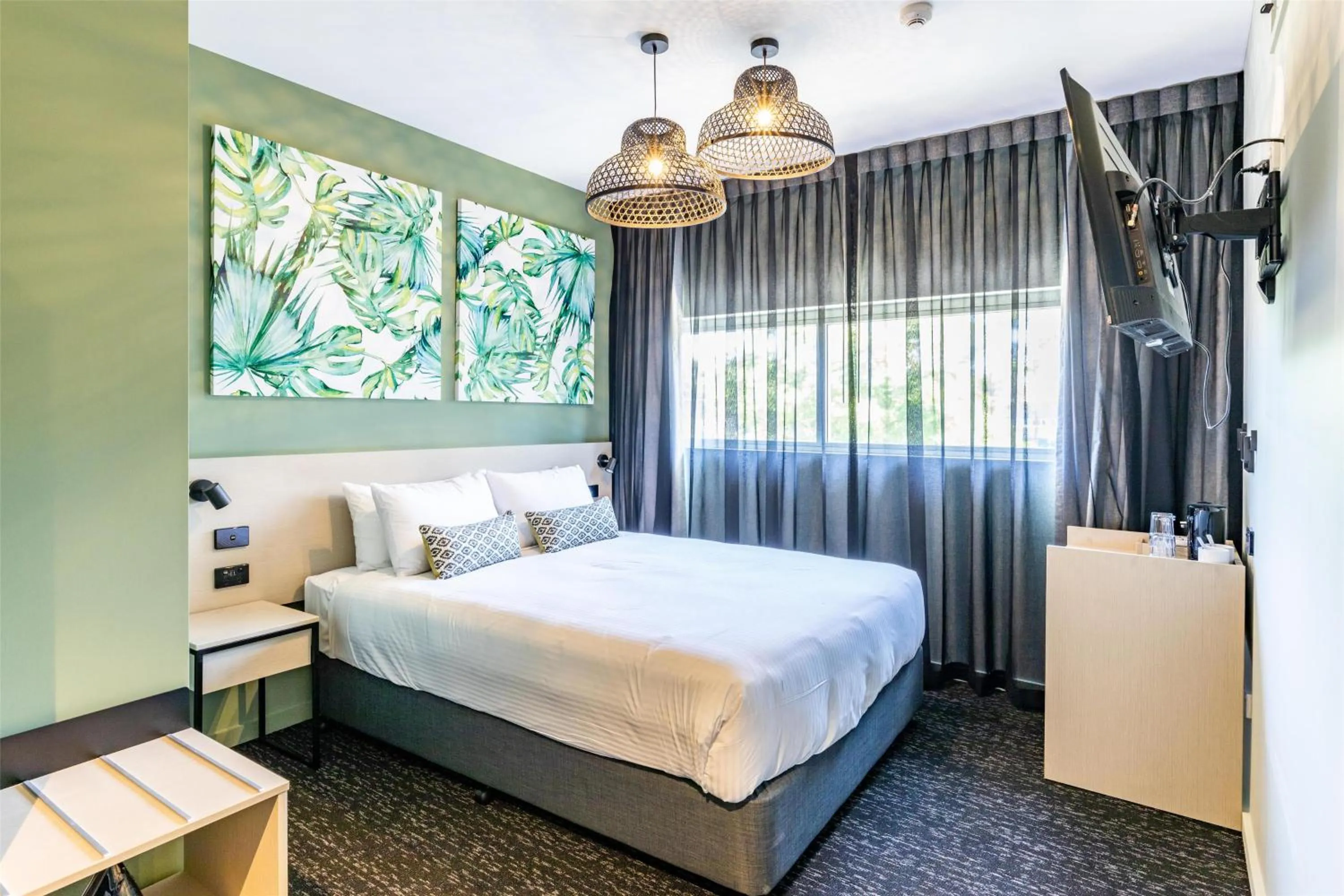 Bedroom, Bed in Nightcap at Commercial Hotel