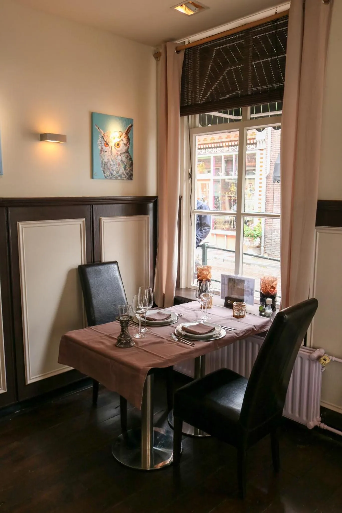 Restaurant/places to eat in Hotel Buren