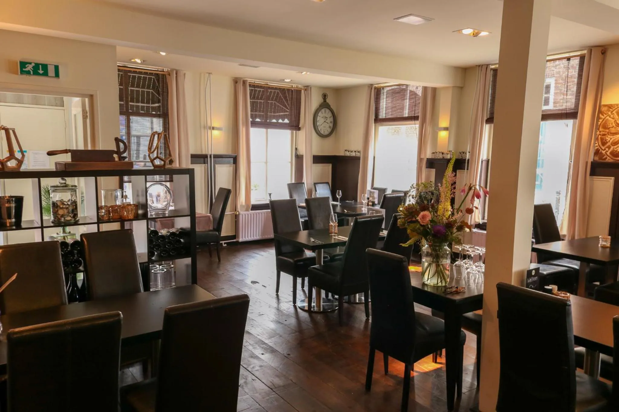 Restaurant/places to eat in Hotel Buren