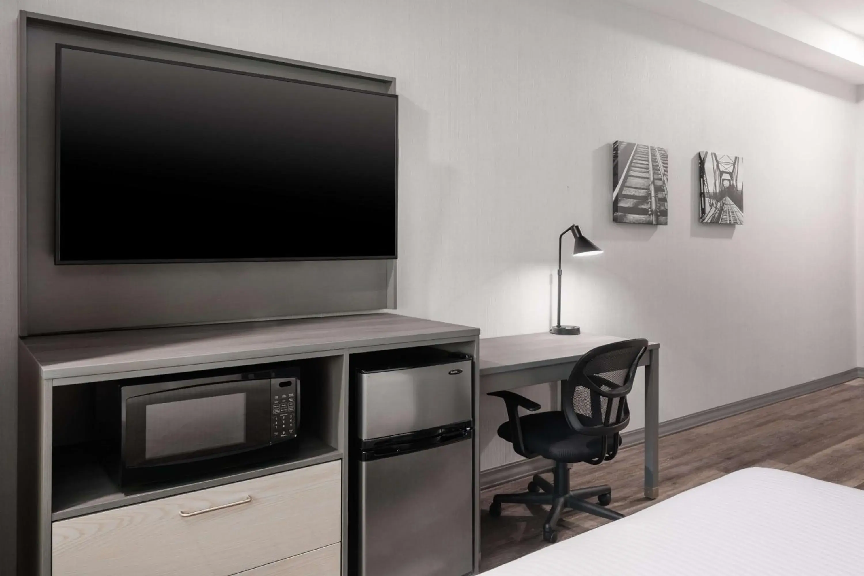 King Room with Roll-In Shower - Mobility Access in Best Western Plus Prince George King Room with Roll-In Shower - Mobility Access in Best Western Plus Prince George