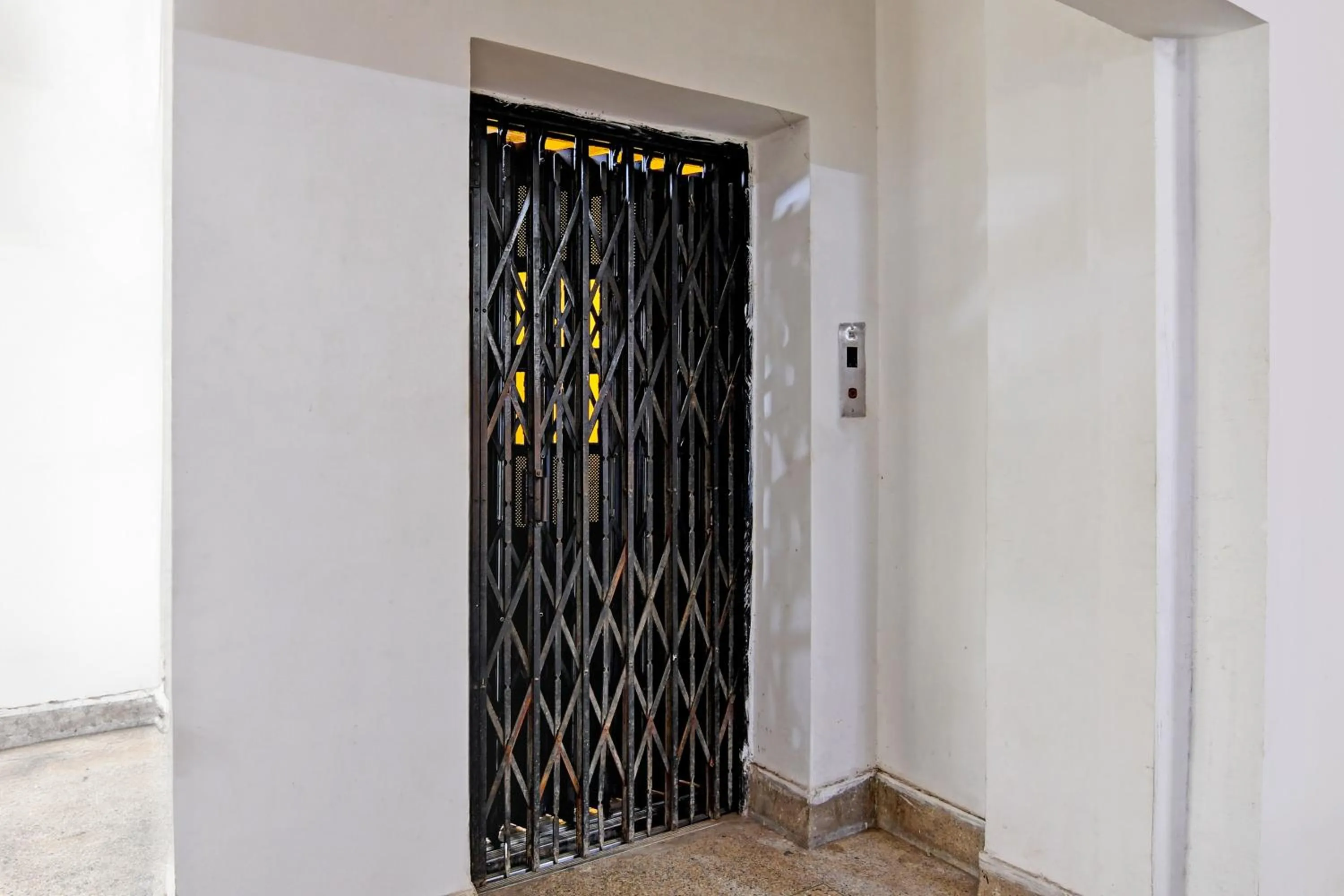 Hotel O by OYO Red Rose Near Noapara Metro Station