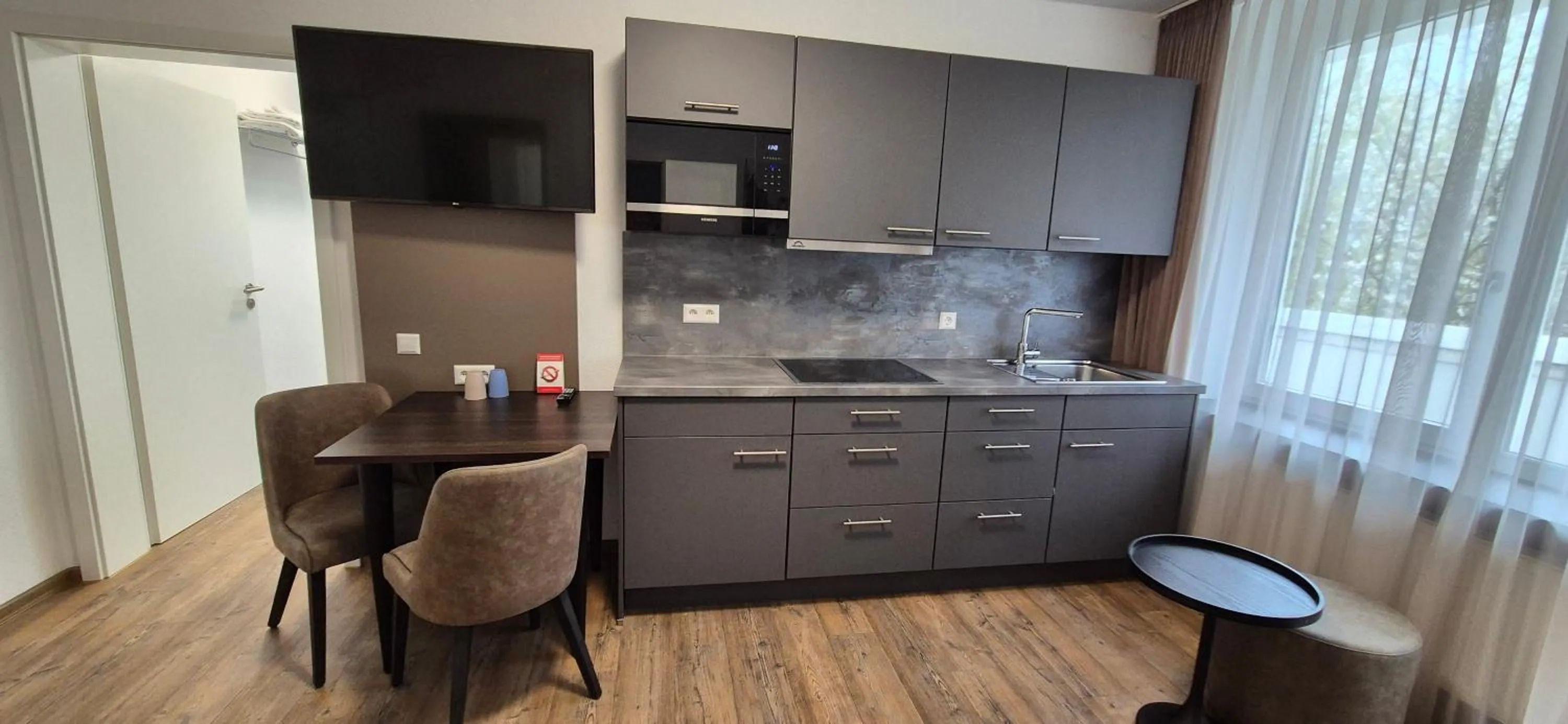 Kitchen or kitchenette in Melvi Hotel Göppingen