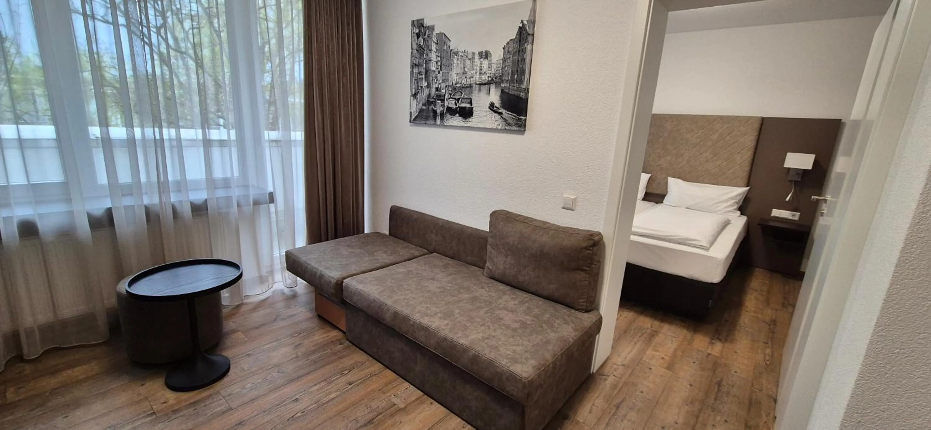 Living room, Bed in Melvi Hotel Göppingen