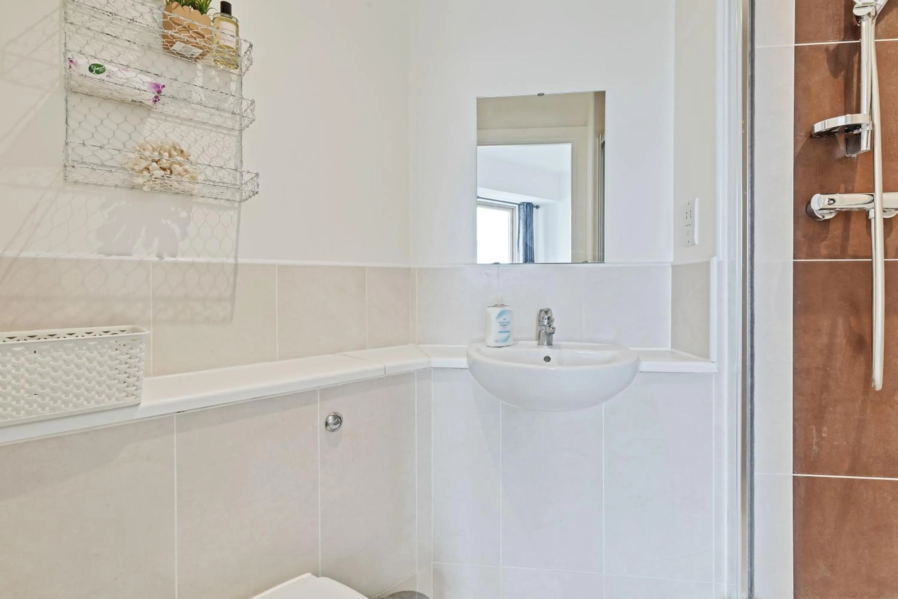 Shower in Panoramic Pad with Free Parking - By My Getaways