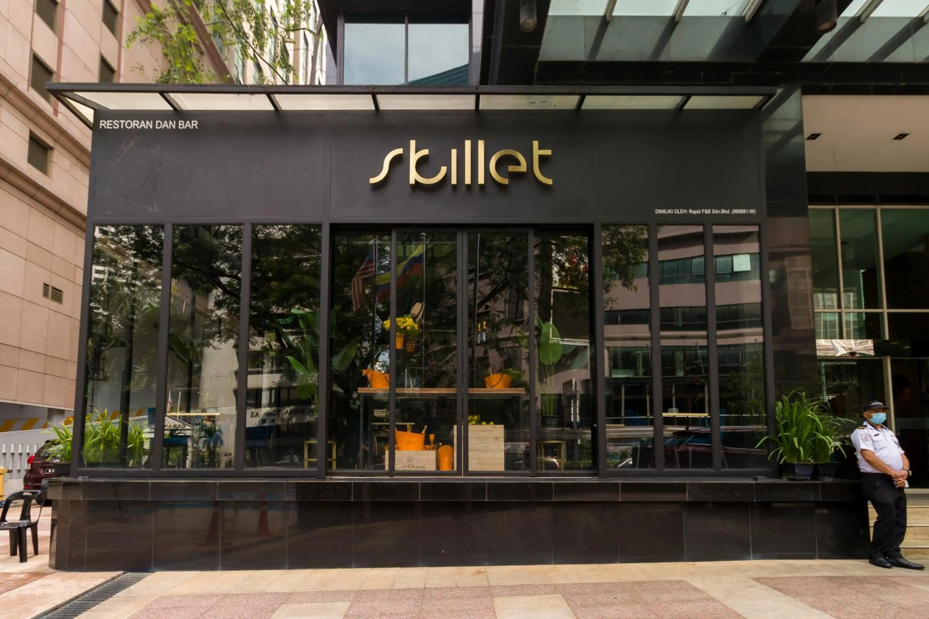 Restaurant/places to eat in Lot 163 at Cormar Suites by Airhost