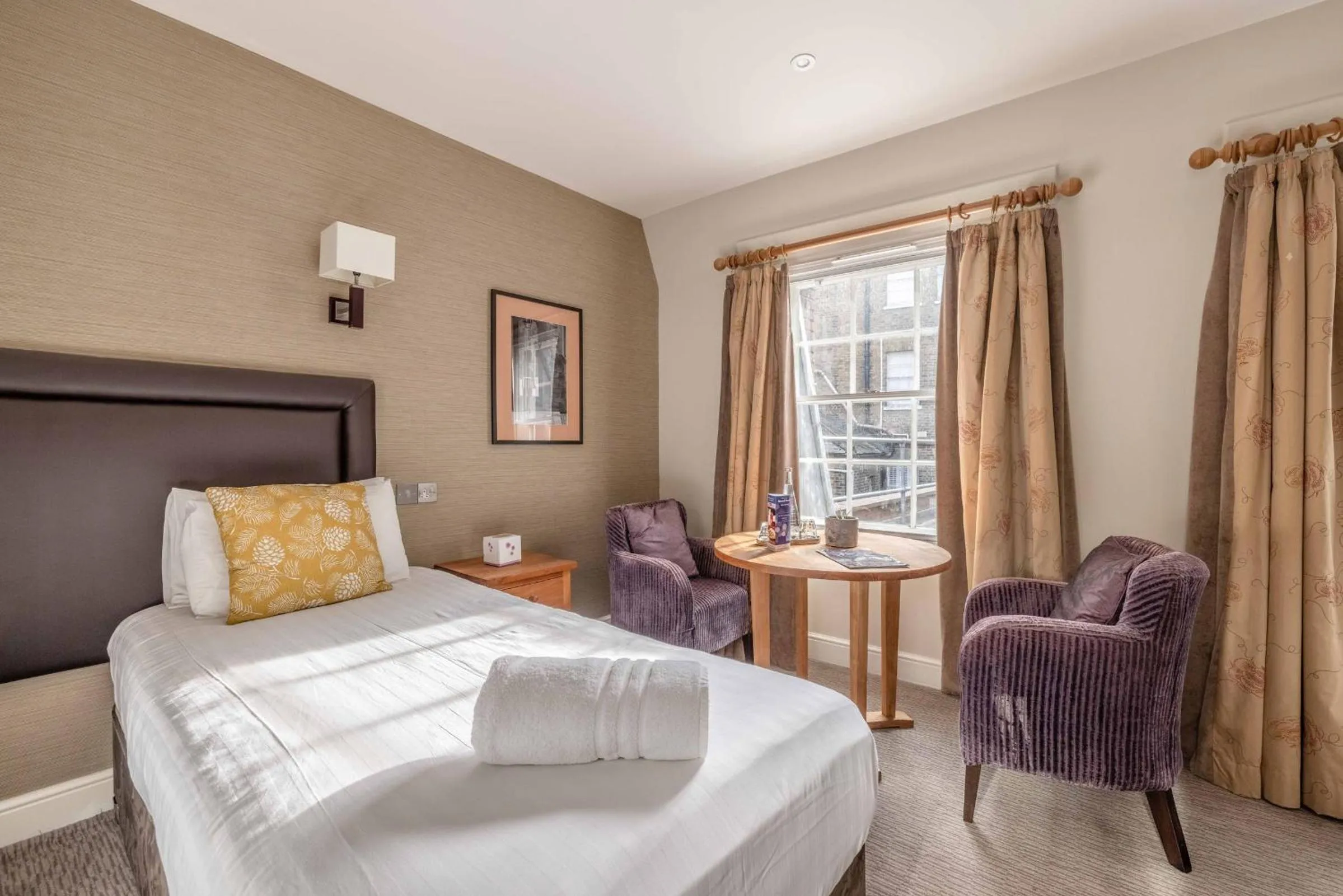 Bed in Goswell House Hotel central Windsor