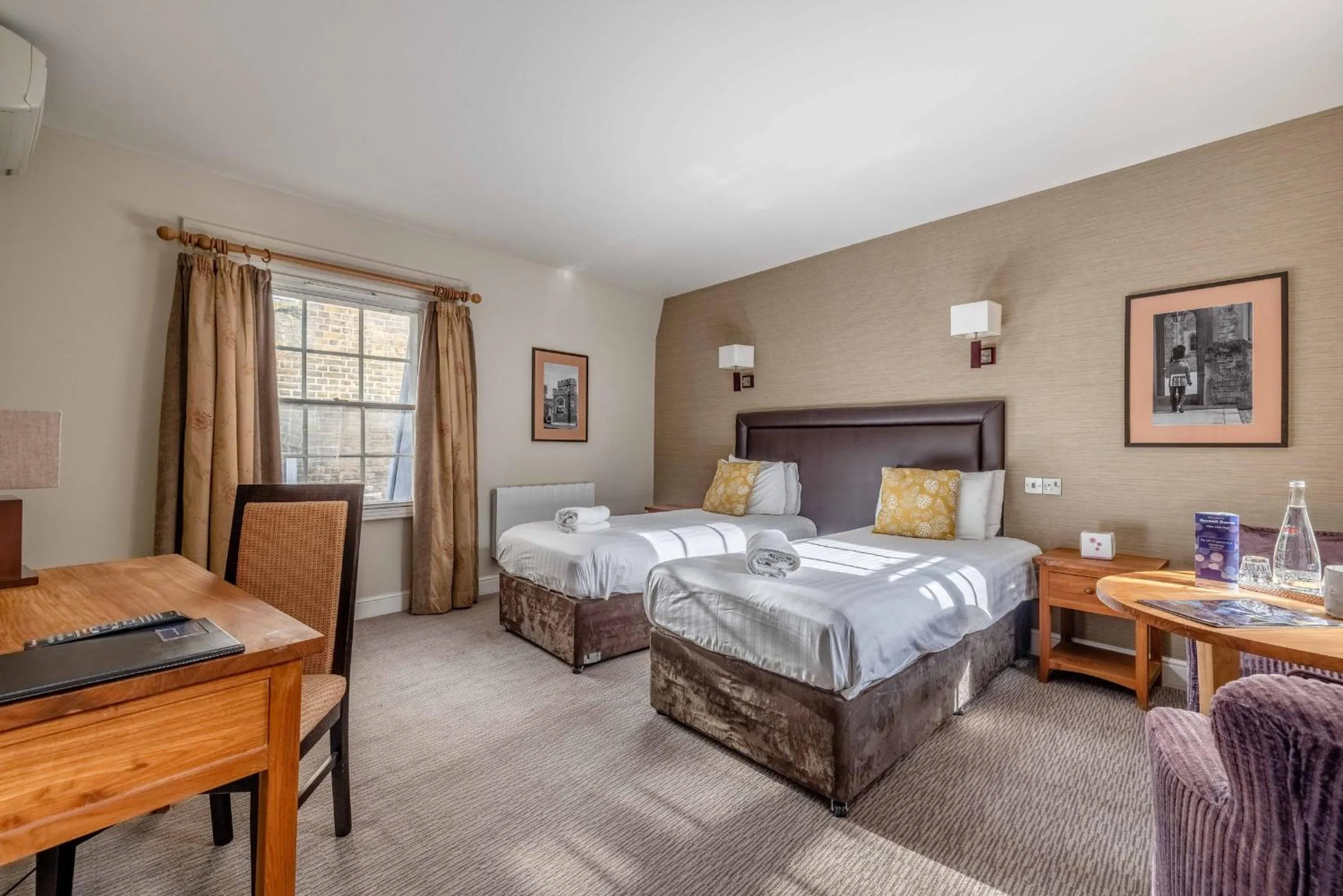 Bed in Goswell House Hotel central Windsor