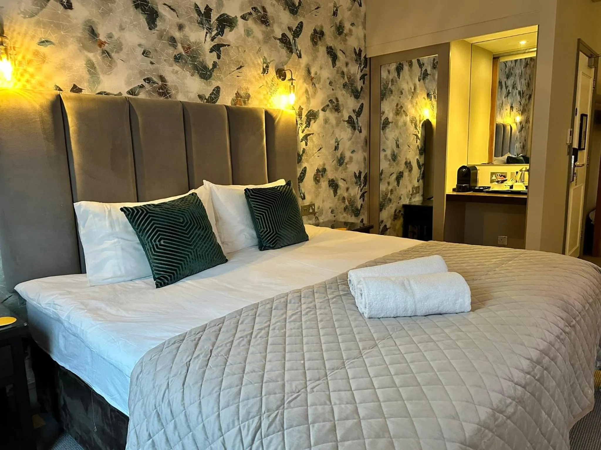 Bed in Goswell House Hotel central Windsor
