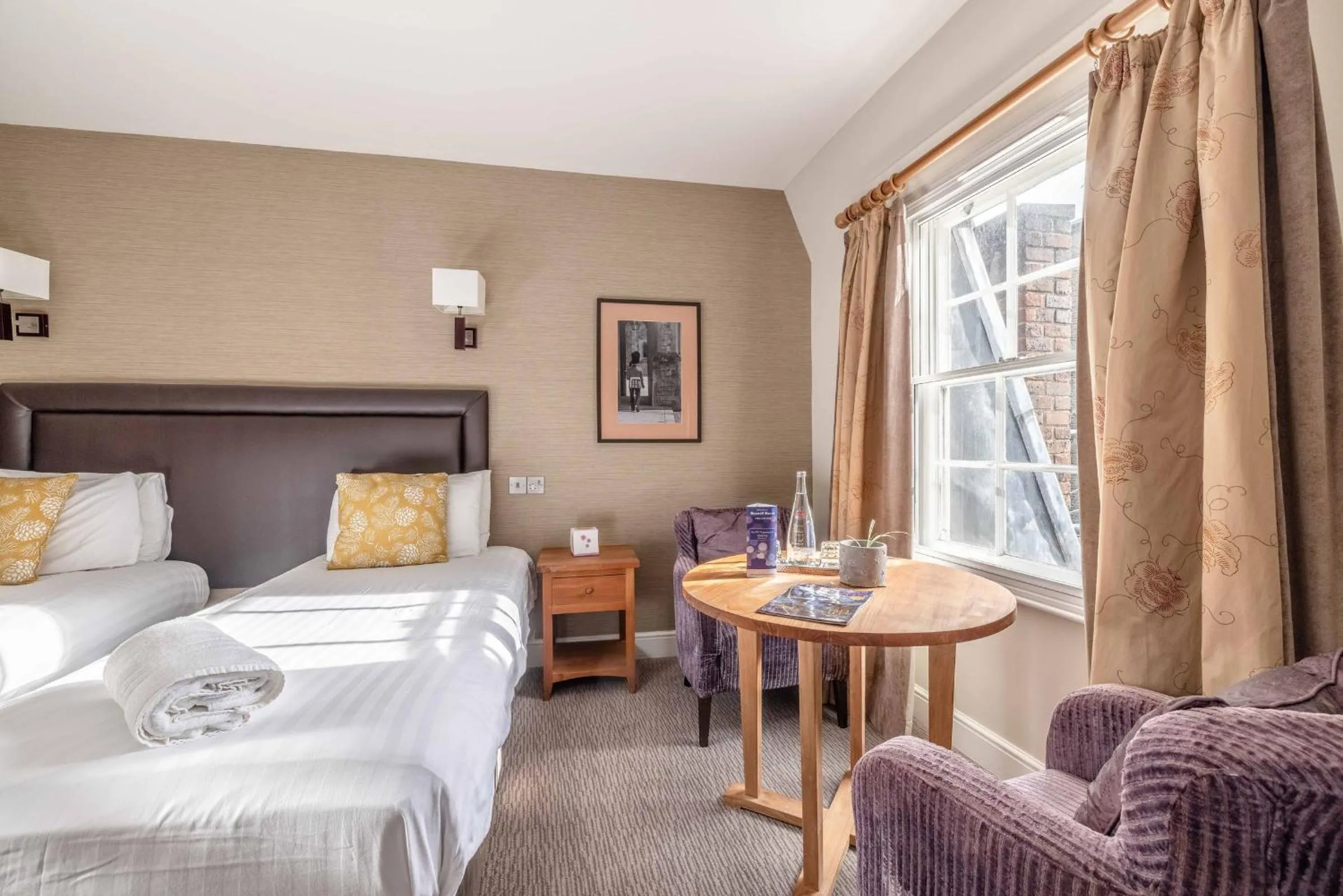 Bed in Goswell House Hotel central Windsor