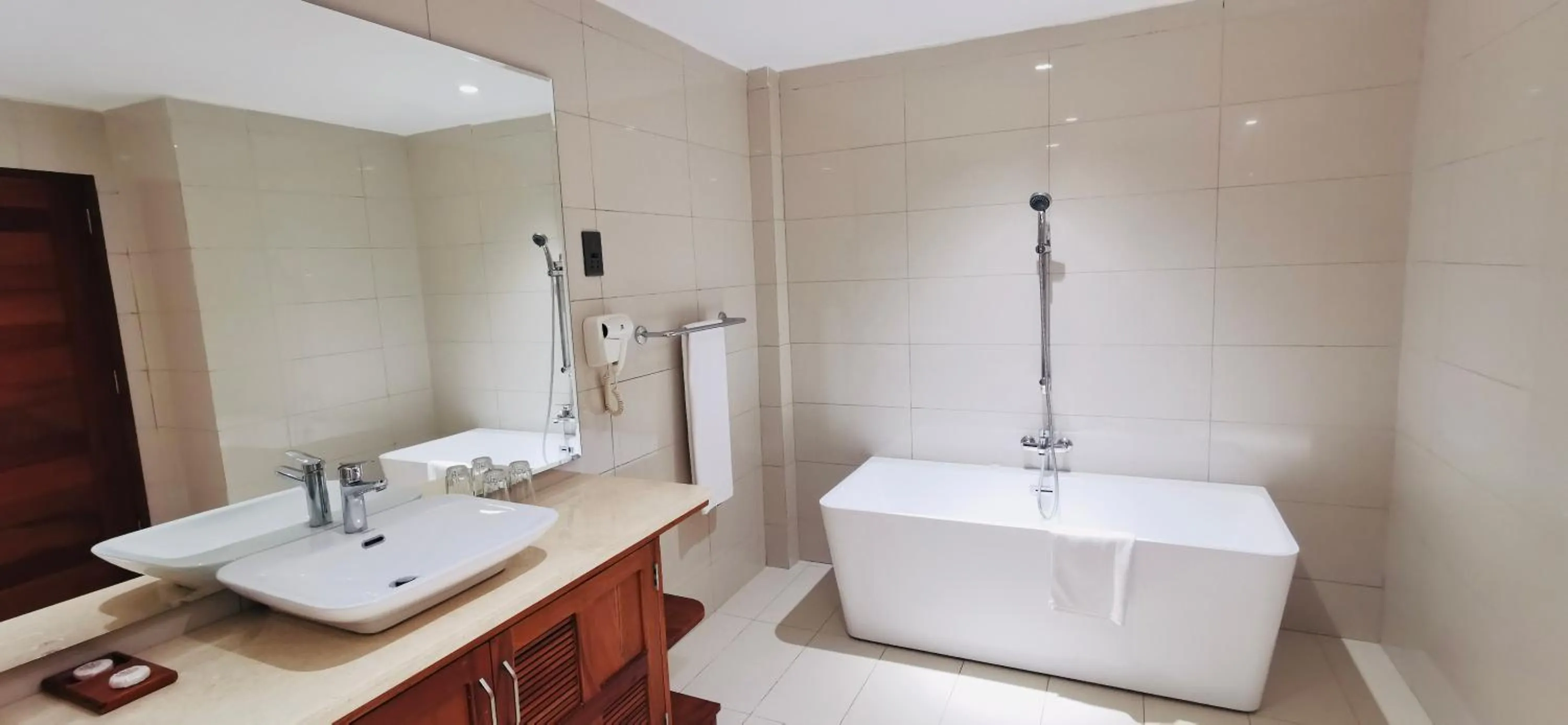 Bathroom in Kampala Nile Resort