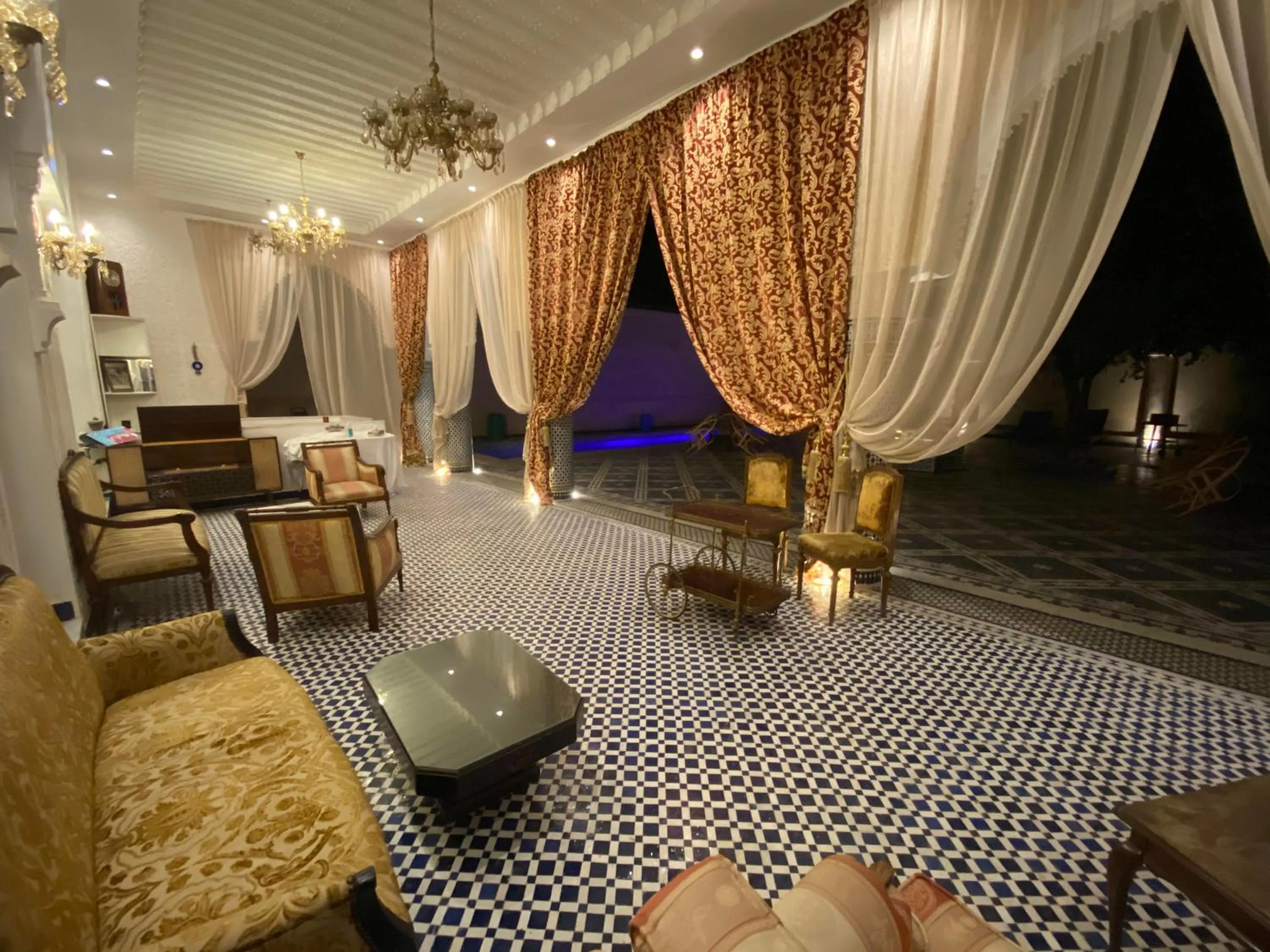 Library in Palais Shazam & SPA