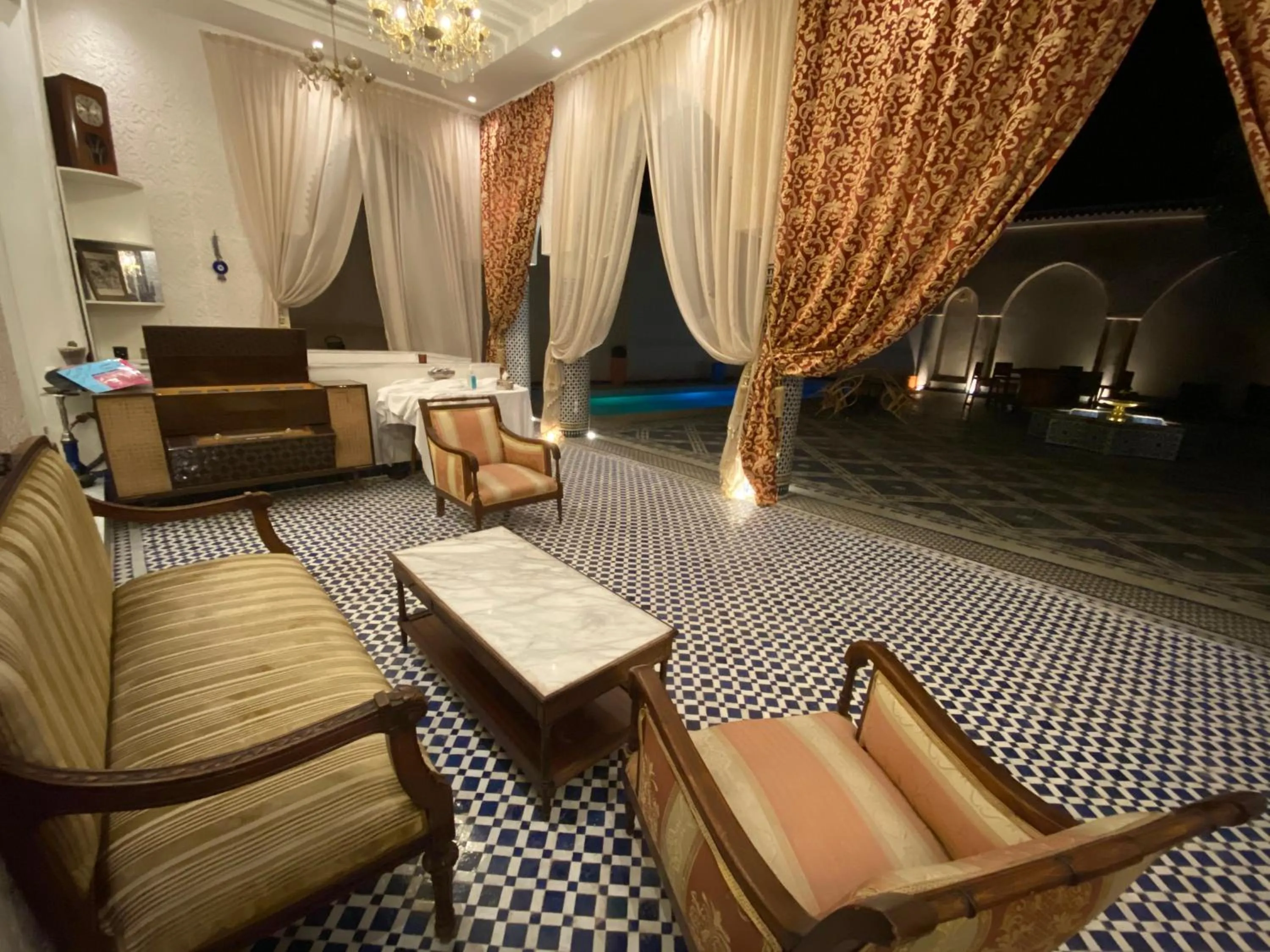 Restaurant/places to eat in Palais Shazam & SPA