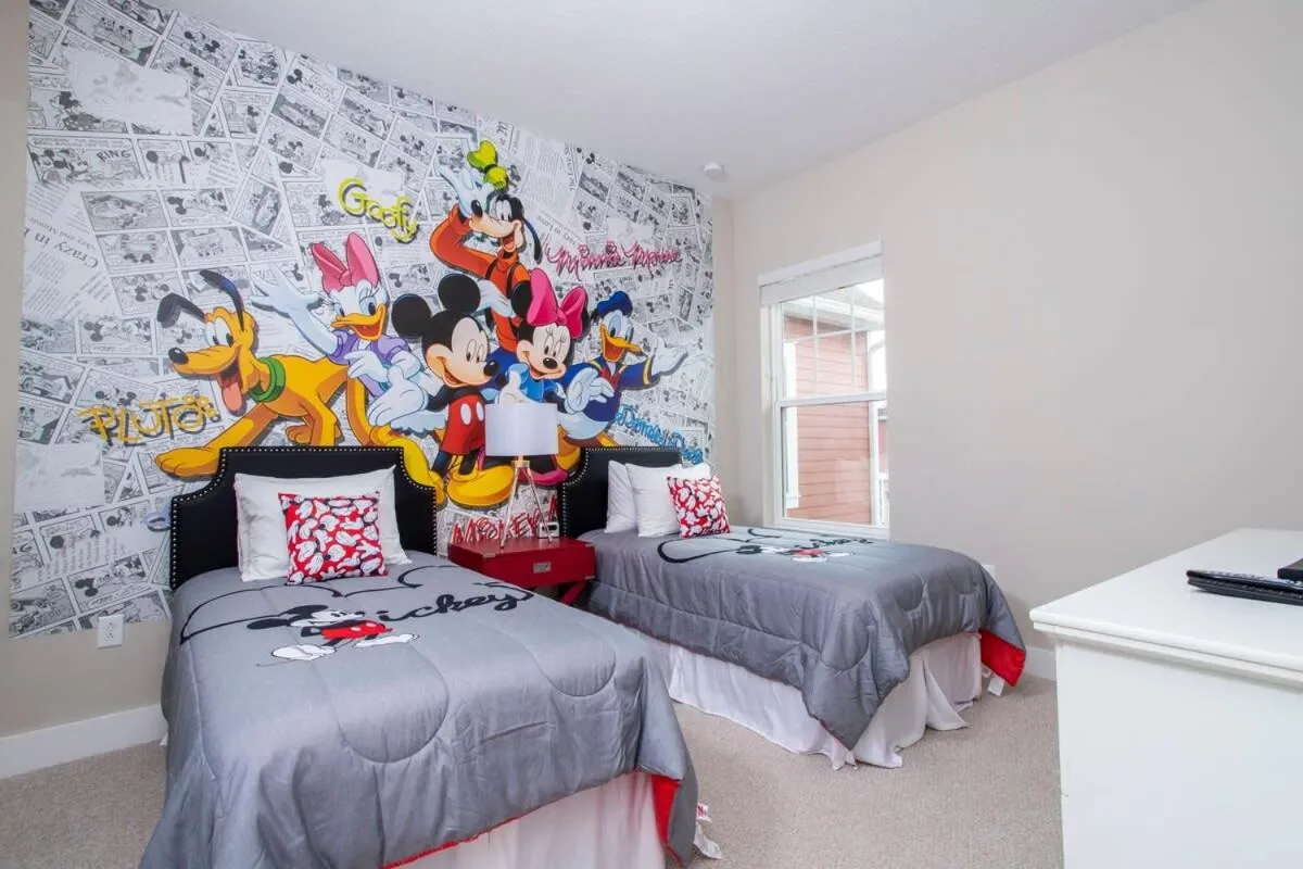 Bed in Gorgeous 4 Bedroom Family Friendly Close to Disney 7573