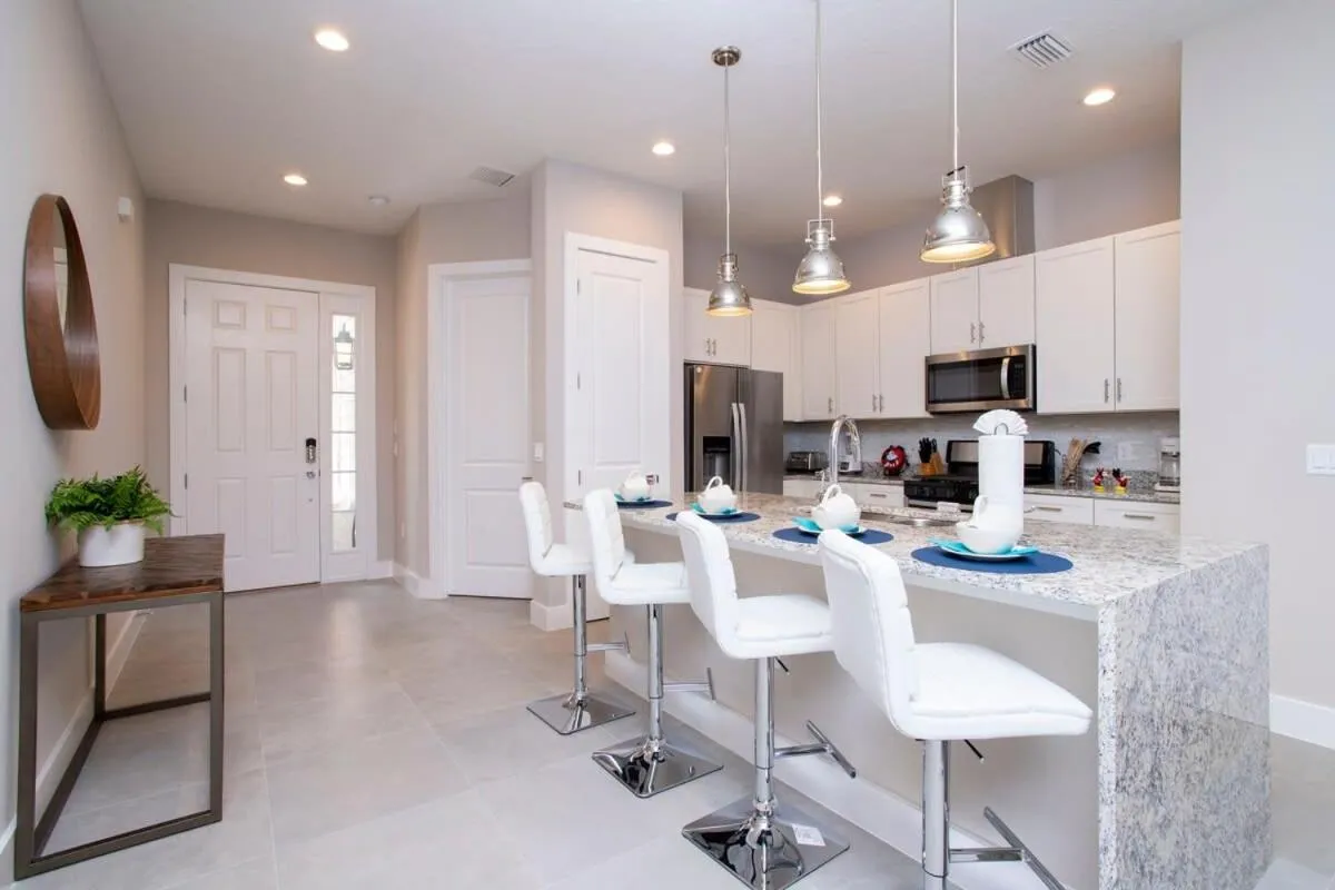 Gorgeous 4 Bedroom Family Friendly Close to Disney 7573