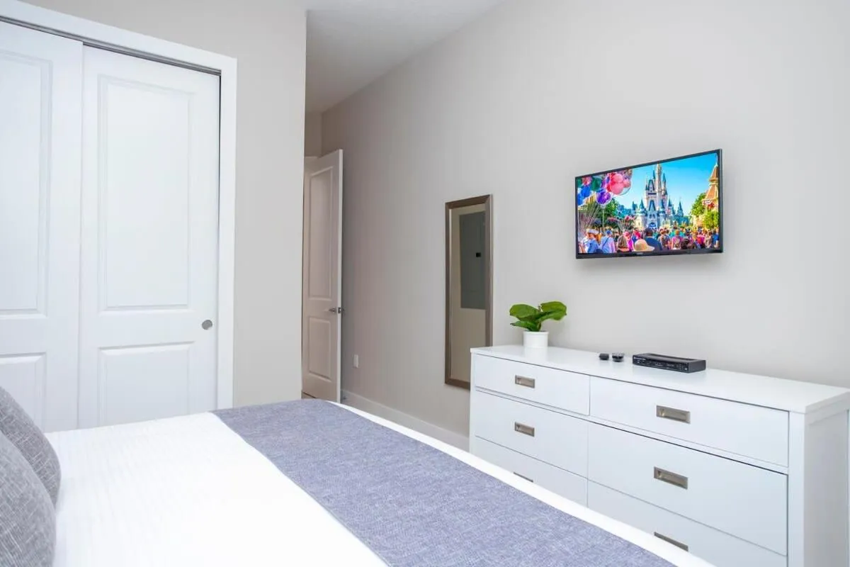 Bed in Gorgeous 4 Bedroom Family Friendly Close to Disney 7573