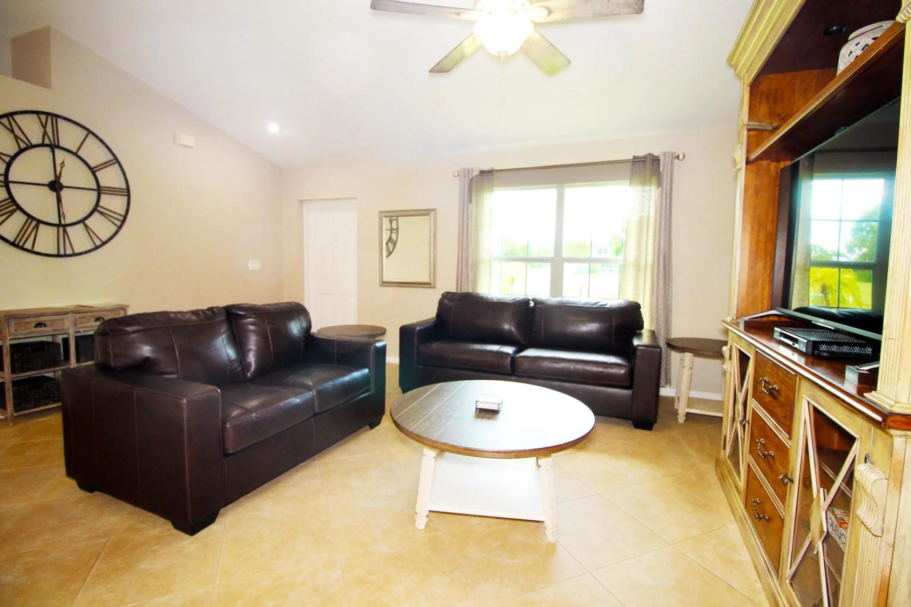 Living room in Heated saltwater pool, newly furnished, close to shopping and more - Villa Tropical Paradise