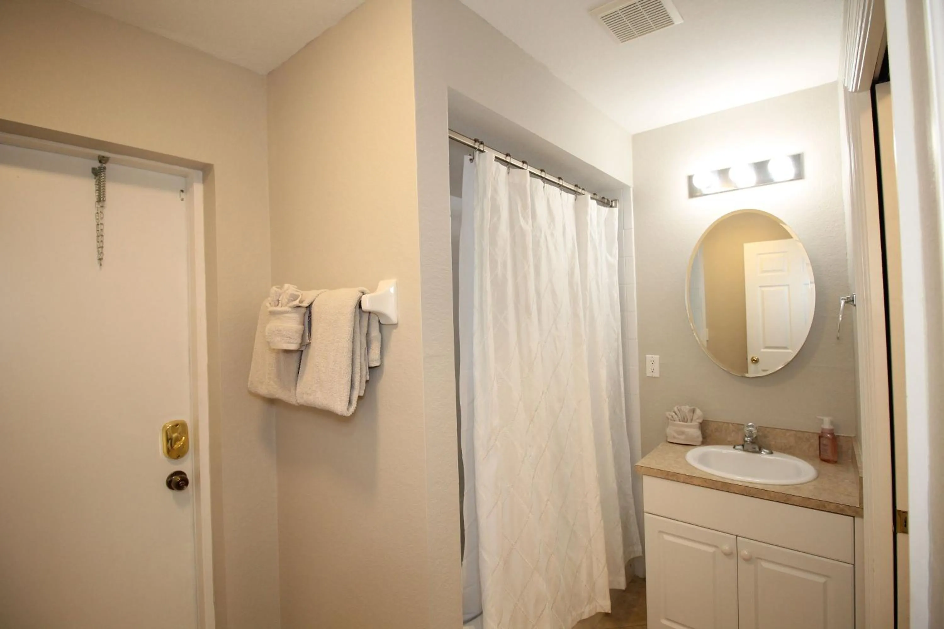 Bathroom in Heated saltwater pool, newly furnished, close to shopping and more - Villa Tropical Paradise