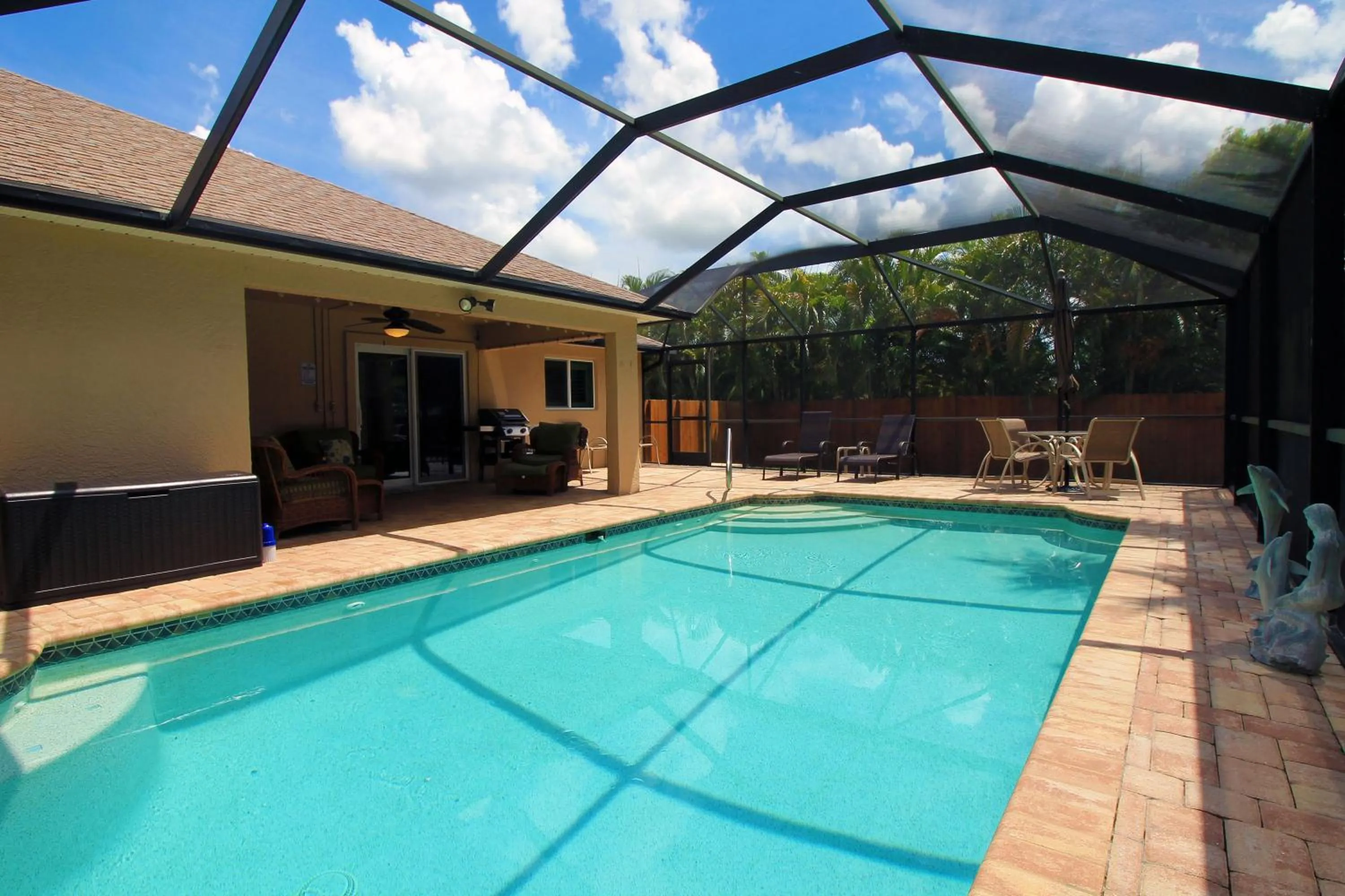Swimming pool in Heated saltwater pool, newly furnished, close to shopping and more - Villa Tropical Paradise