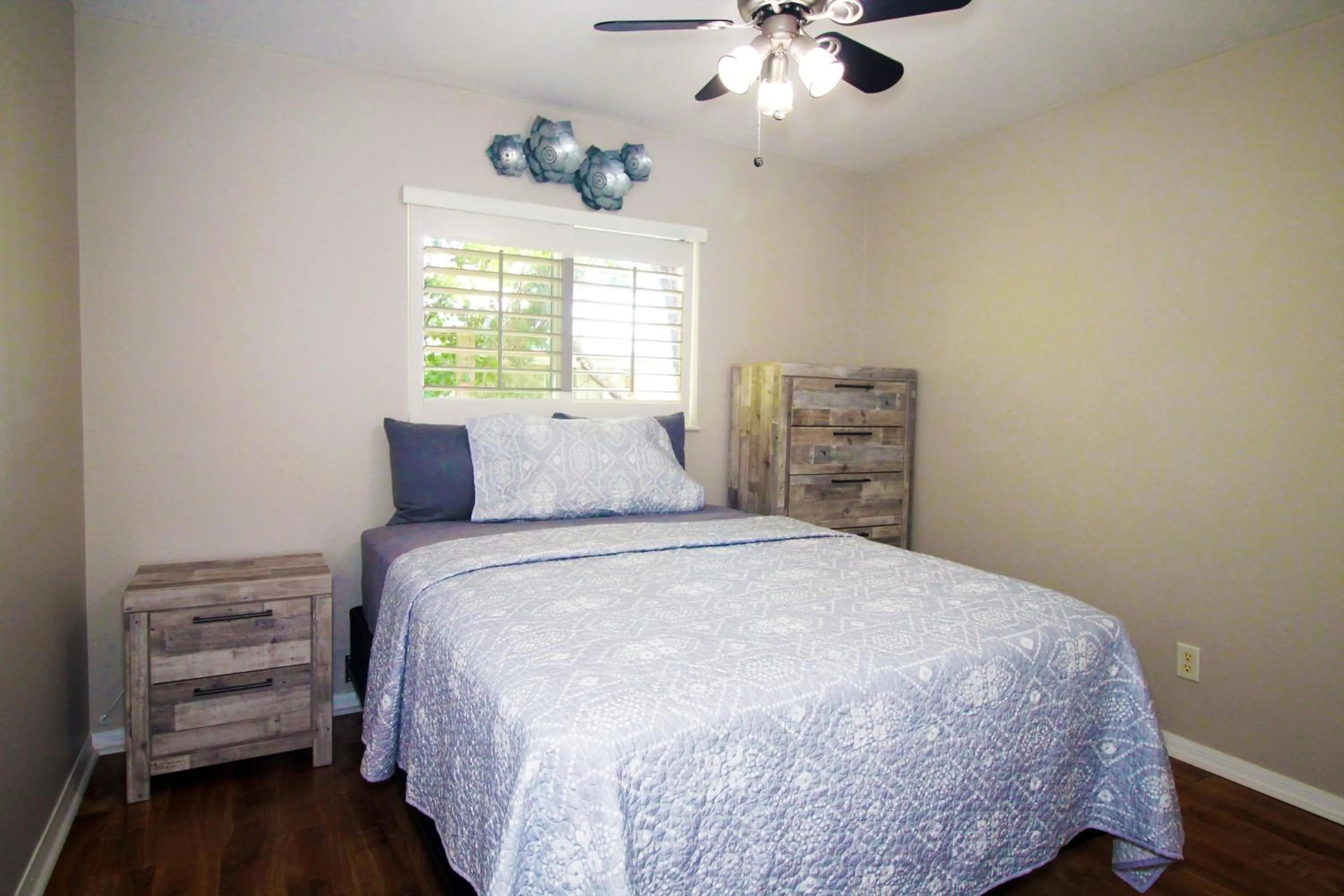 Bedroom, Bed in Heated saltwater pool, newly furnished, close to shopping and more - Villa Tropical Paradise