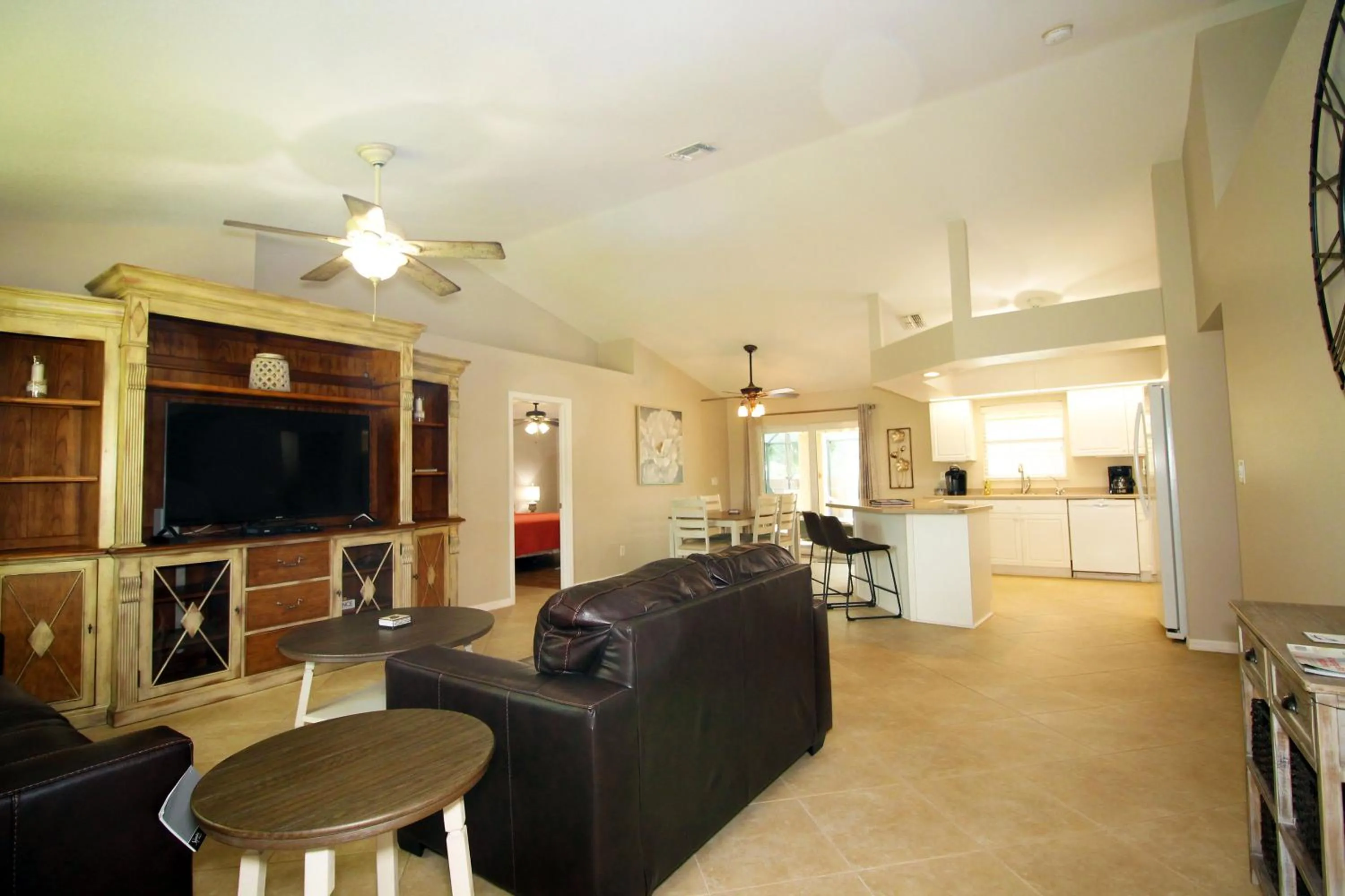 Living room in Heated saltwater pool, newly furnished, close to shopping and more - Villa Tropical Paradise