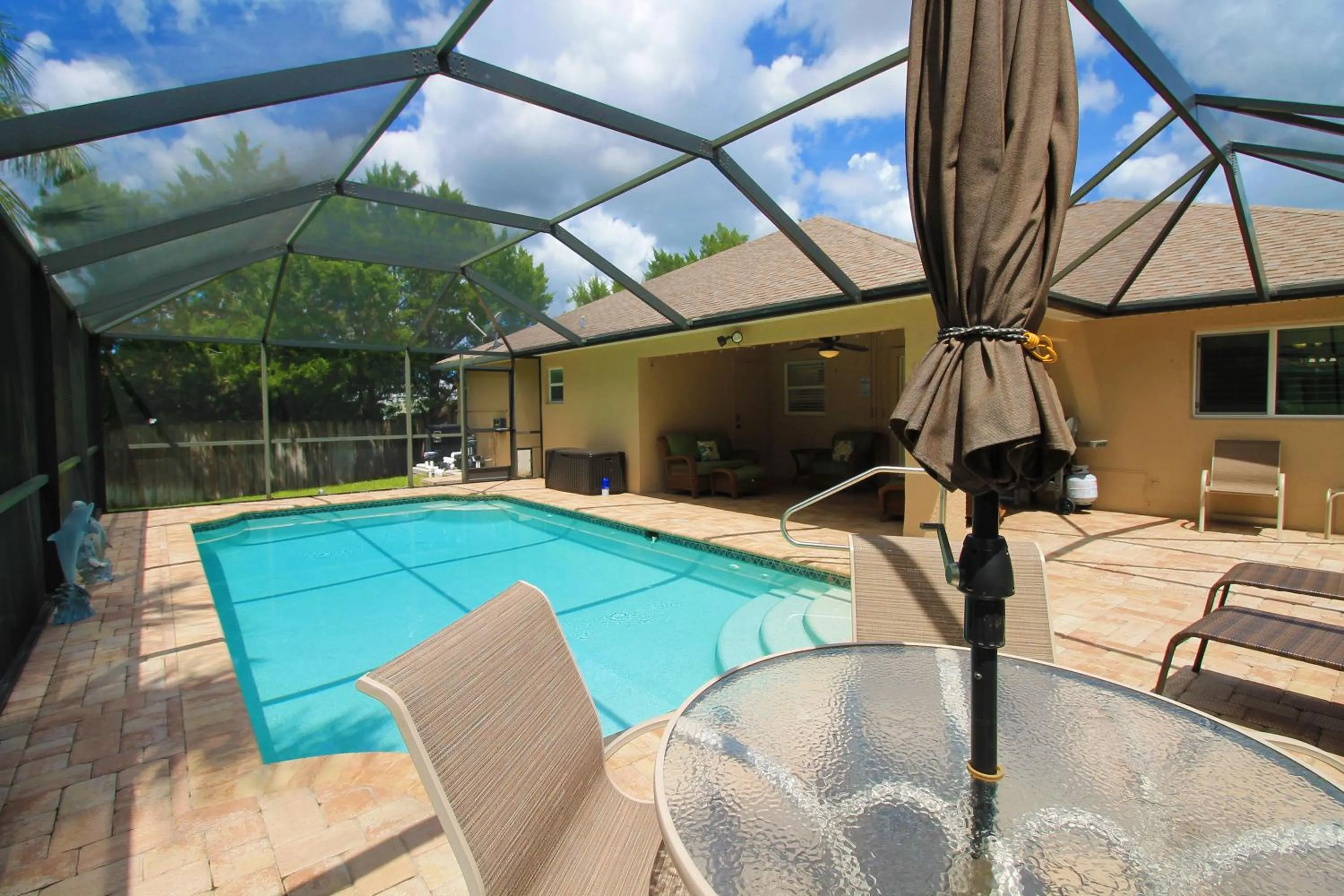 Patio in Heated saltwater pool, newly furnished, close to shopping and more - Villa Tropical Paradise