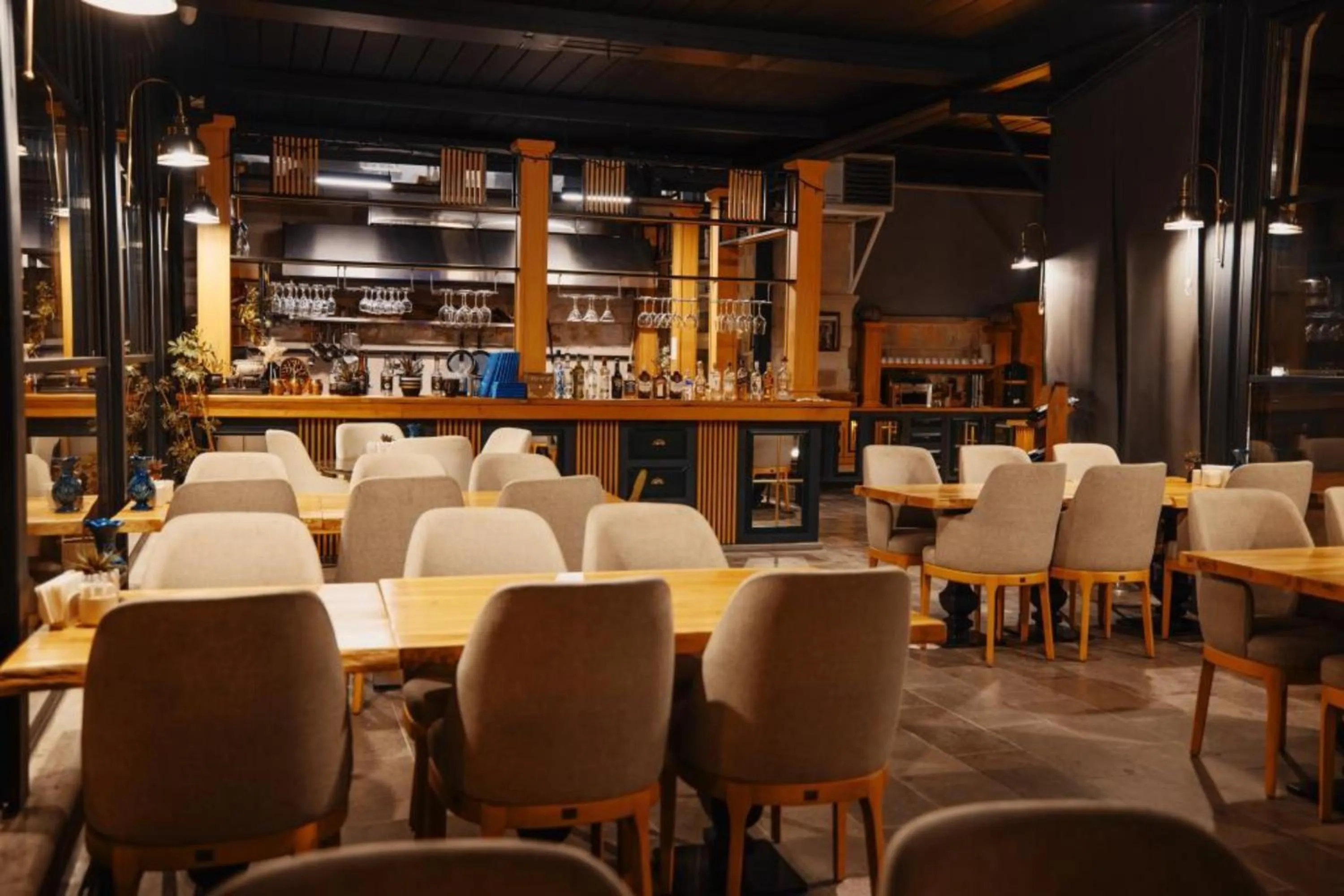 Restaurant/places to eat in Misty Cave Hotel