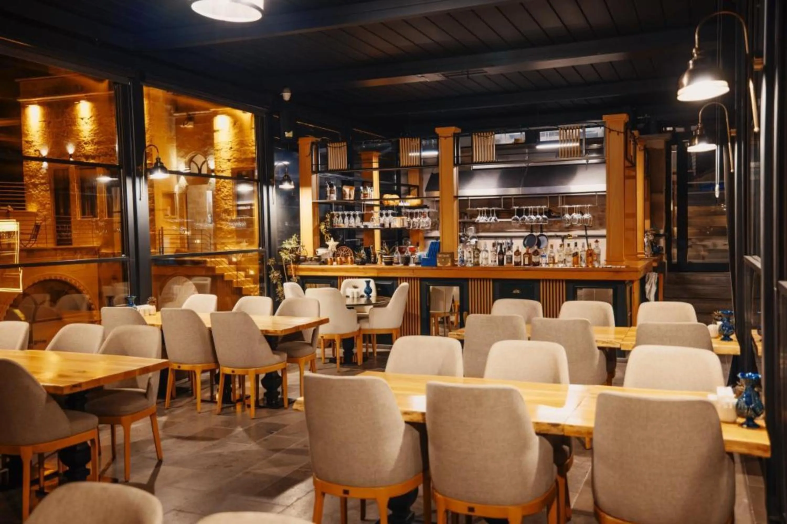 Restaurant/places to eat in Misty Cave Hotel