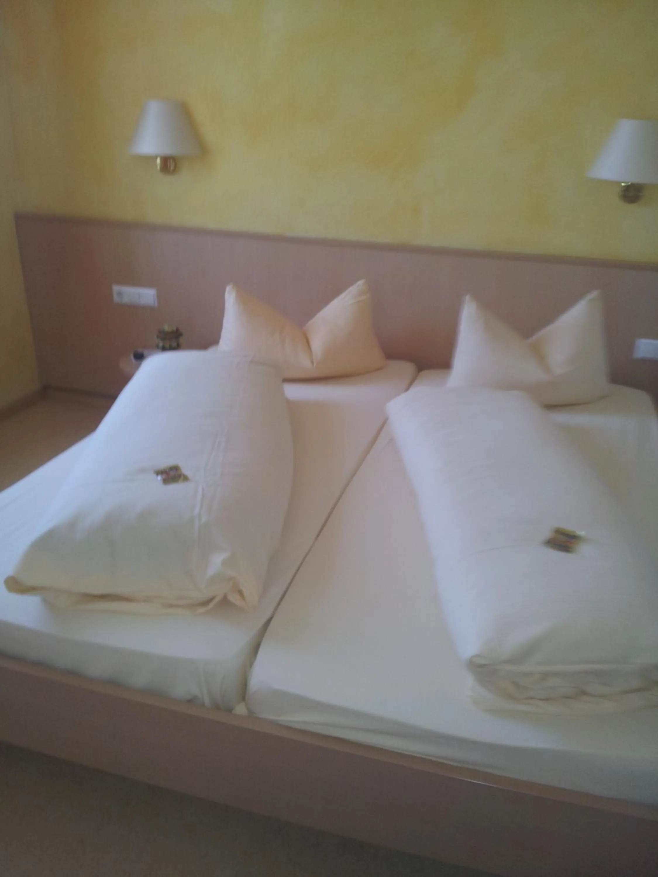 Bedroom, Bed in Hotel - Restaurant Hirschen - Werneths Landgasthof beim Europa- Park Rust