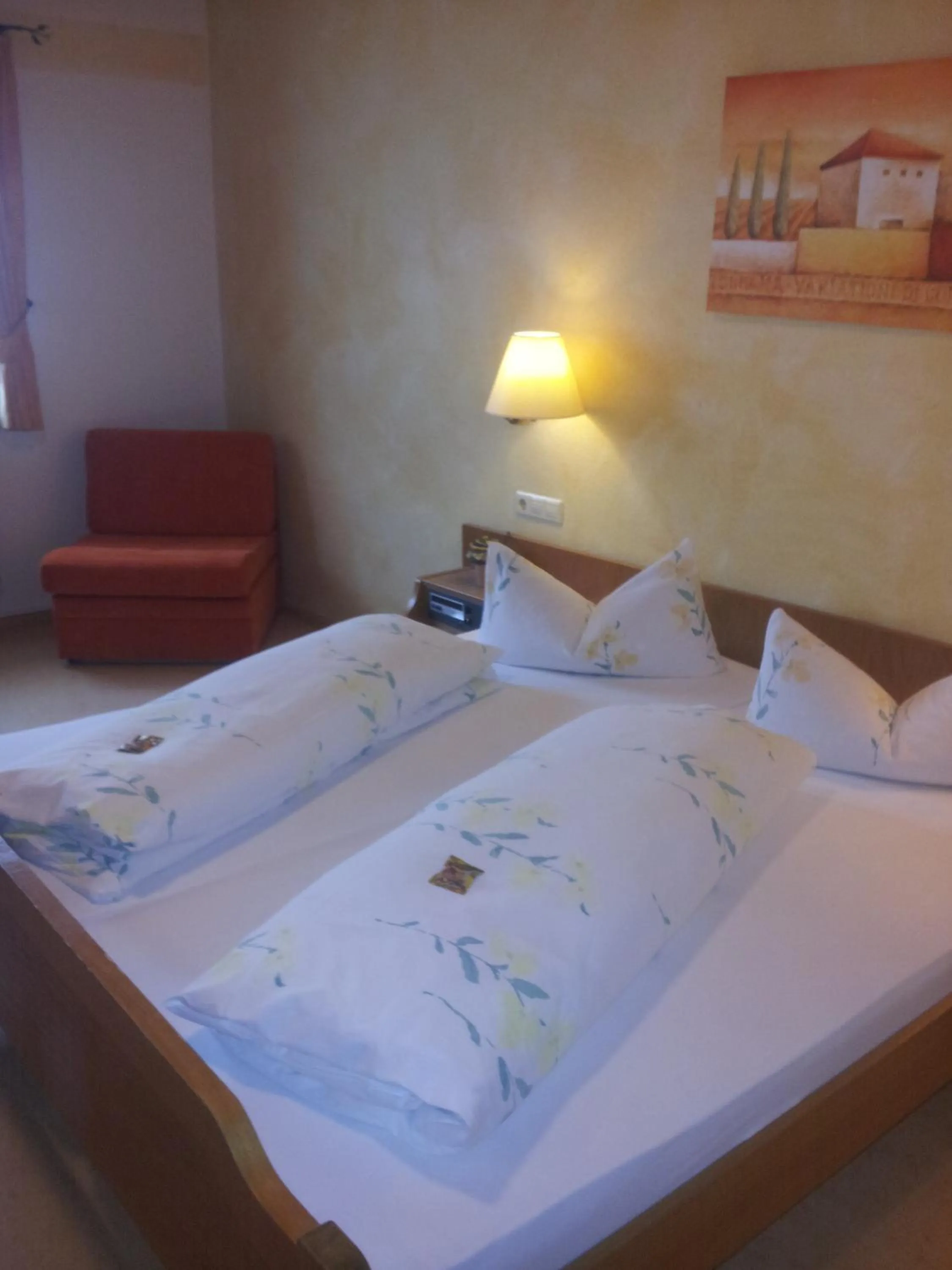 Bed in Hotel - Restaurant Hirschen - Werneths Landgasthof beim Europa- Park Rust